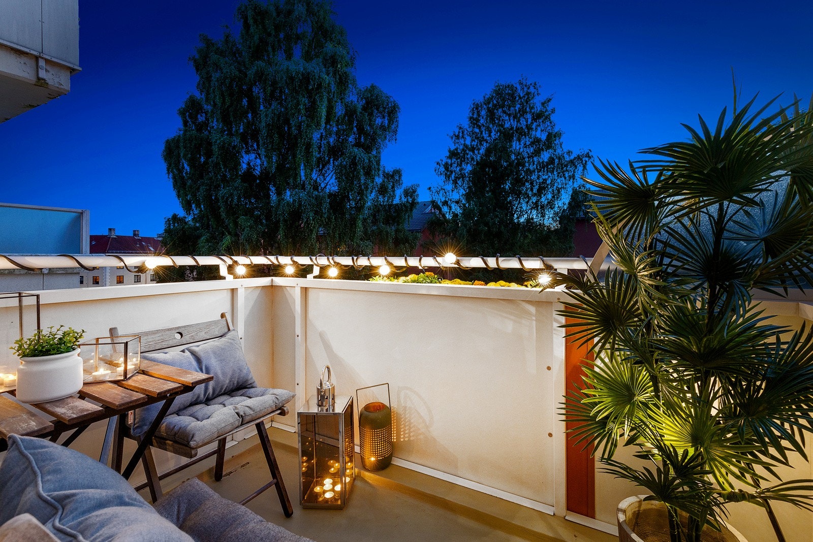 Kveldsstemning på balkongen (sommerbilde fra nabobalkong med samme utsyn). Galleribilde