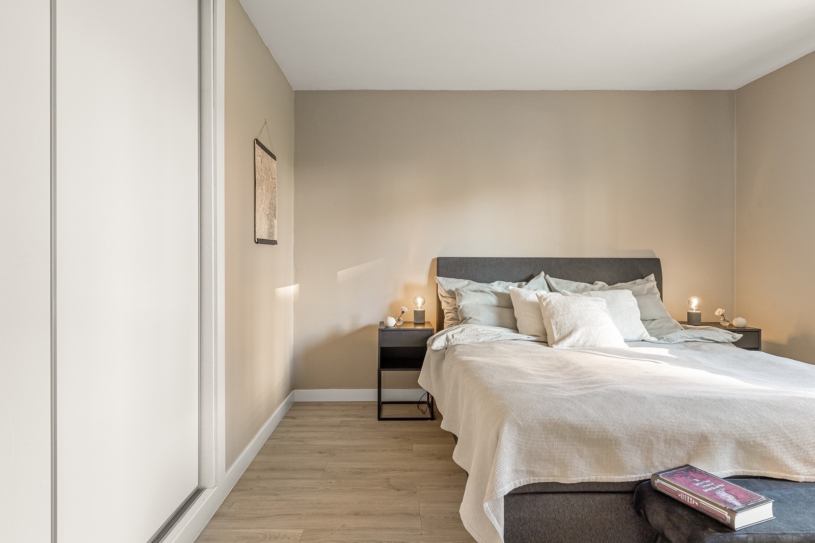 Begge soverommene vender ut mot borettslagets koselige bakhage og er skjermet fra solen på ettermiddag og kveldstid. Galleribilde