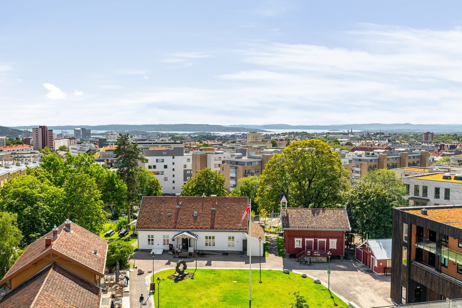 Lillo Gård ligger i populære Nydalen og er et levende bydelstorg hvor en helt nyrestaurert gård og en av Oslos ur-boplasser er vekket til liv igjen. Galleribilde