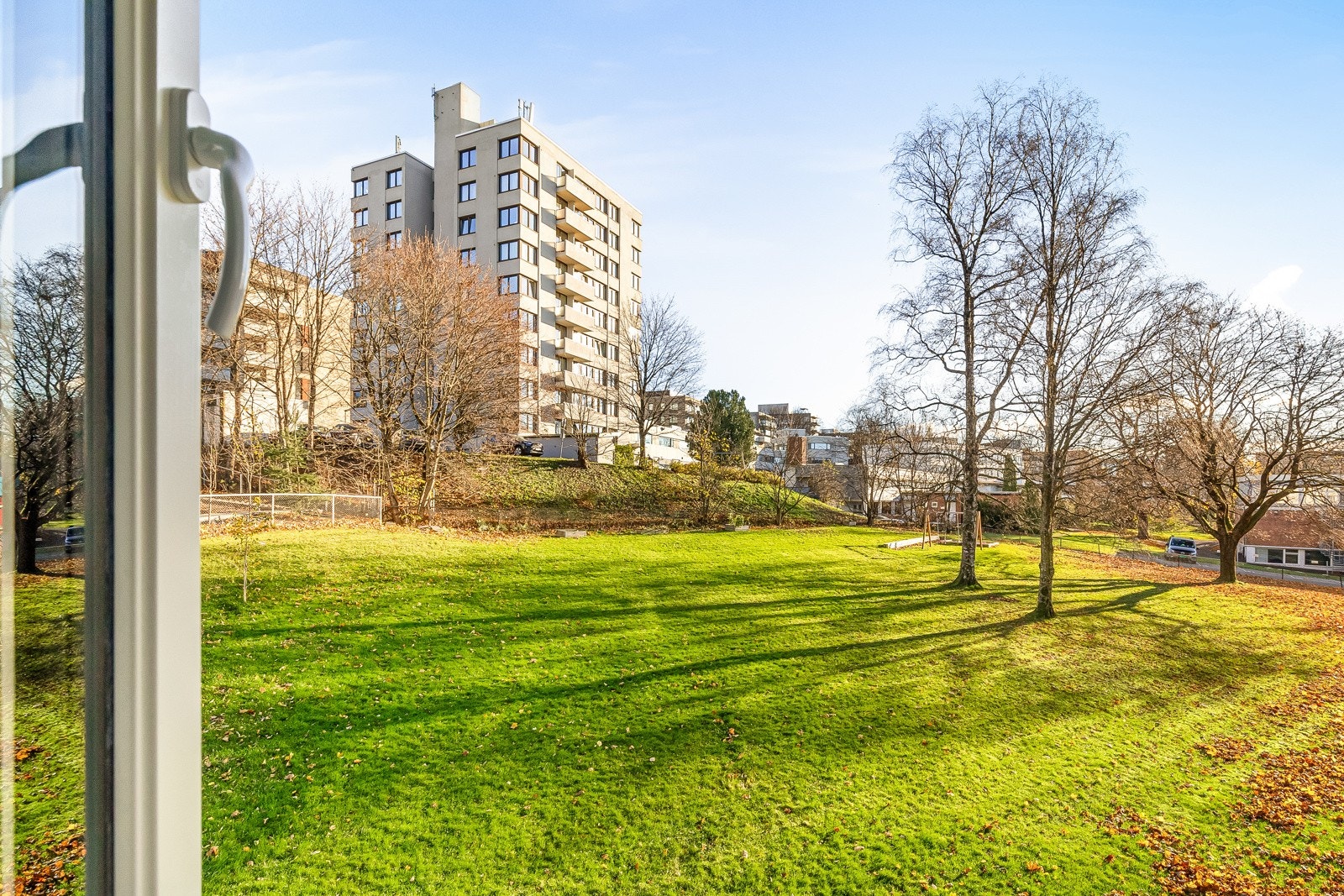Borettslaget grønne og parkmessige fellesområder er et hyggelig skue fra kjøkkenvinduet mens du lager mat! Galleribilde