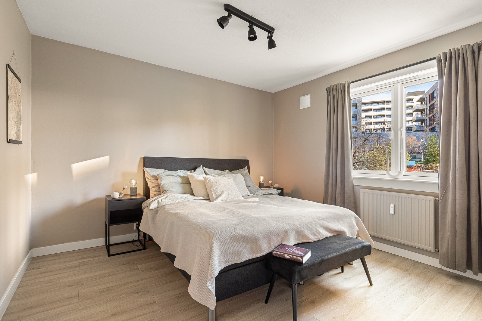 Stort hovedsoverom med romslig, plassbygd skyvedørsgarderobe, samt god plass til stor dobbeltseng, nattbord og annet møblement. Galleribilde