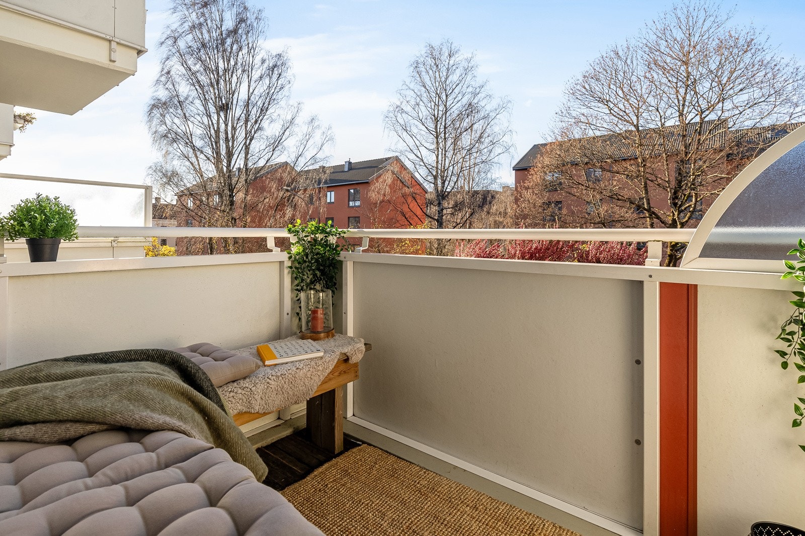 Meget lekker, romslig og påkostet 3-roms endeleilighet, beliggende solfylt til i byggets 2. etasje med vestvendt balkong mot grønne omgivelser. Galleribilde