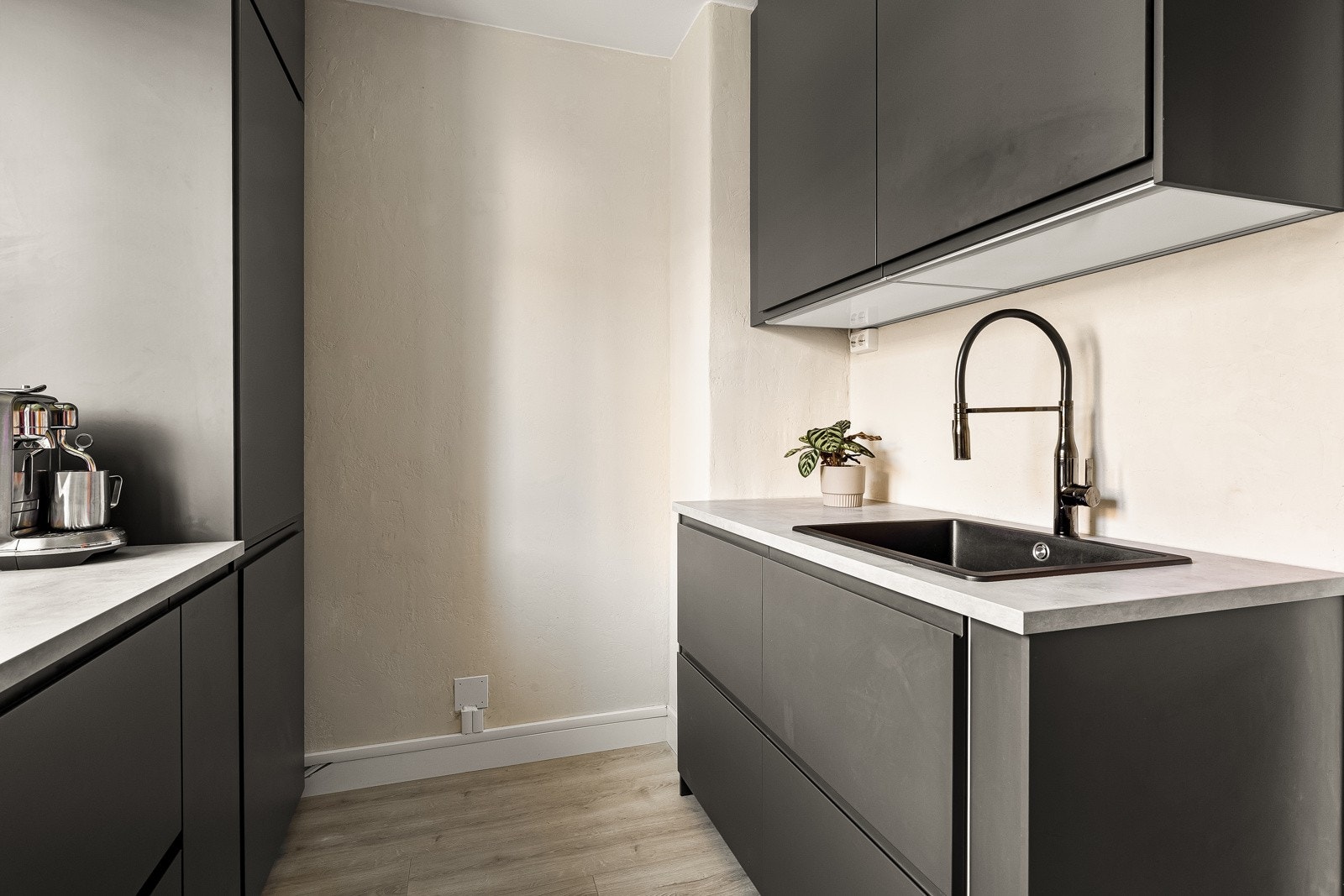 Innredningen har også belysning under overskap, komfyrvakt, samt aquastop/lekkasjevarsler med sensorer og magnetventil installert. Galleribilde