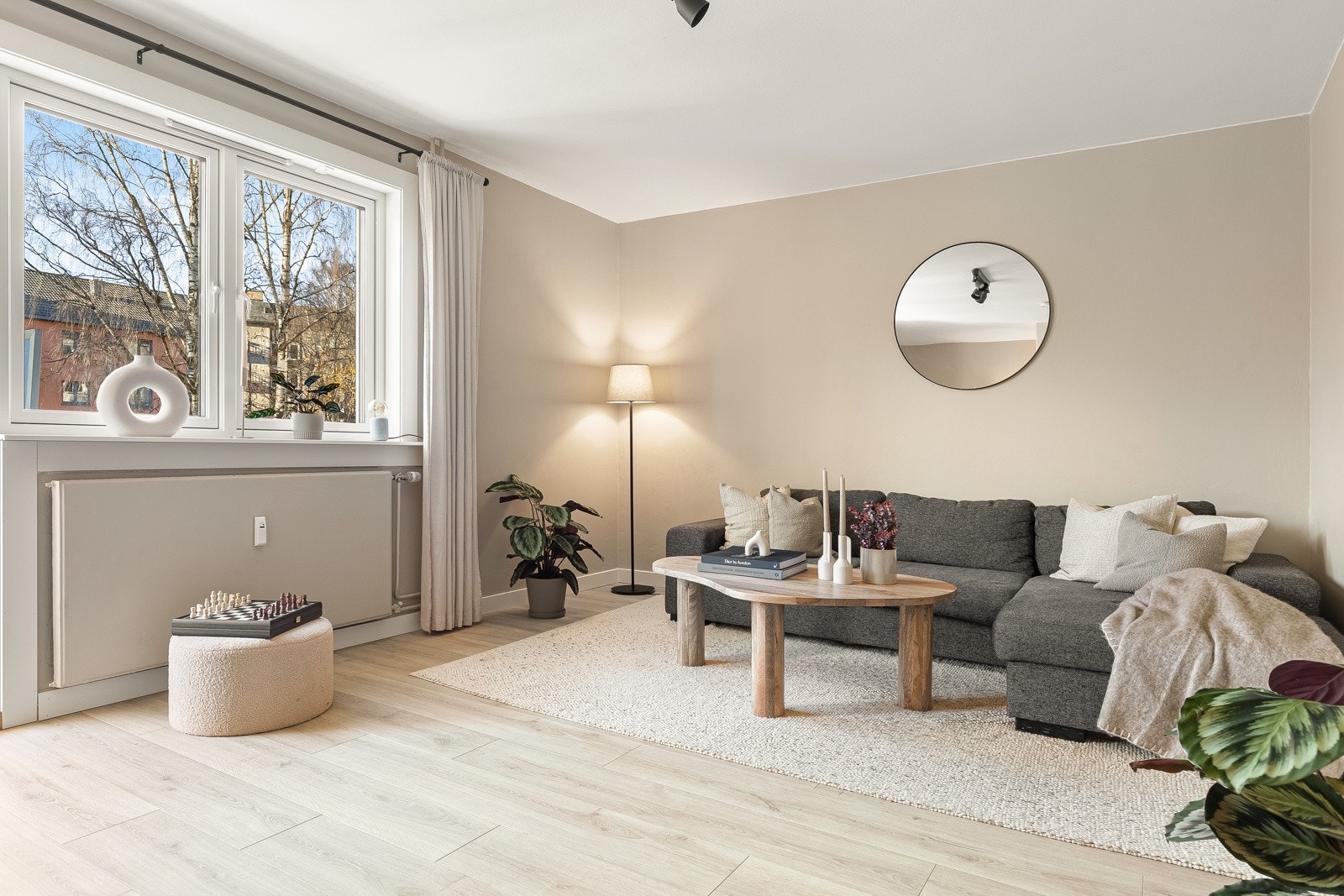 Leiligheten har et pent, enstavs gulv av slitesterk laminat fra 2023 og nymalte overflater i moderne fargevalg! Galleribilde