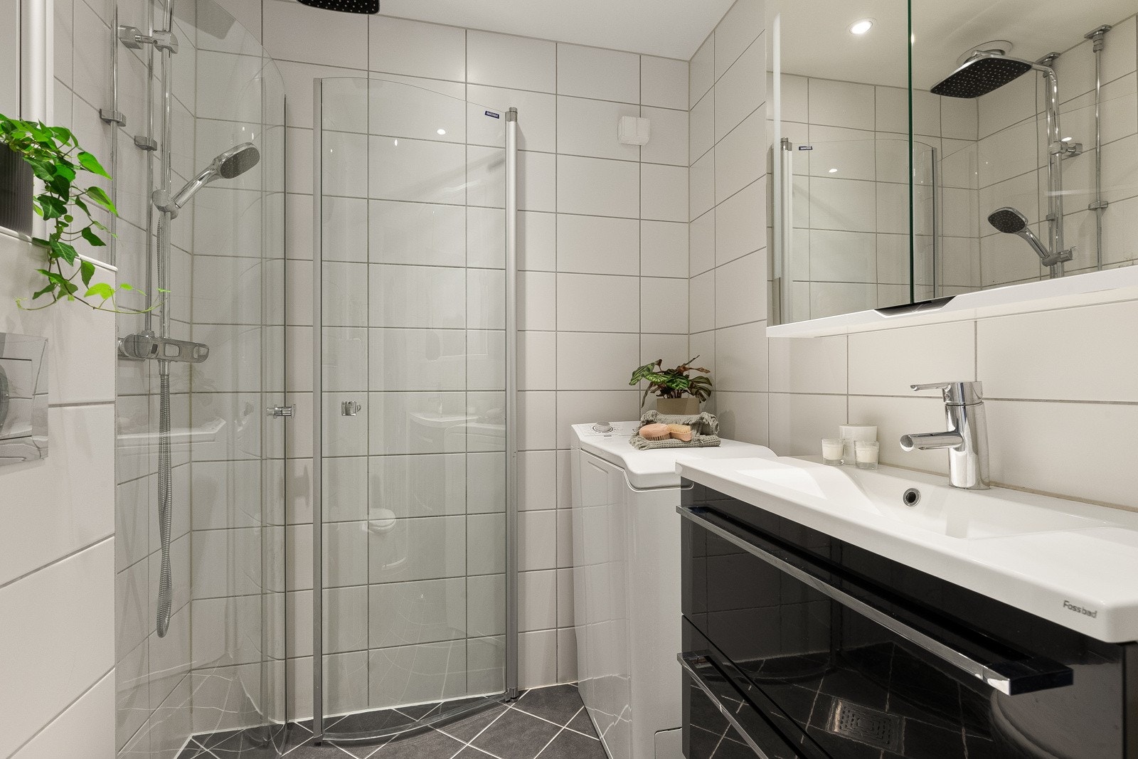 Innbydende og tidløst flislagt baderom som ble pusset opp sammen med rørutskiftning i regi av borettslaget i 2016. Dokumentasjon på utførte arbeider foreligger hos borettslagets styre. Galleribilde