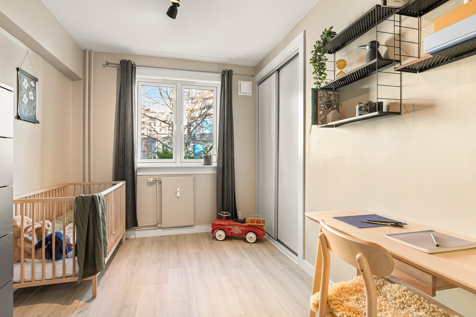 Soverom 2: Praktisk soverom med plass til dobbeltseng, nattbord og garderobeskap. Galleribilde