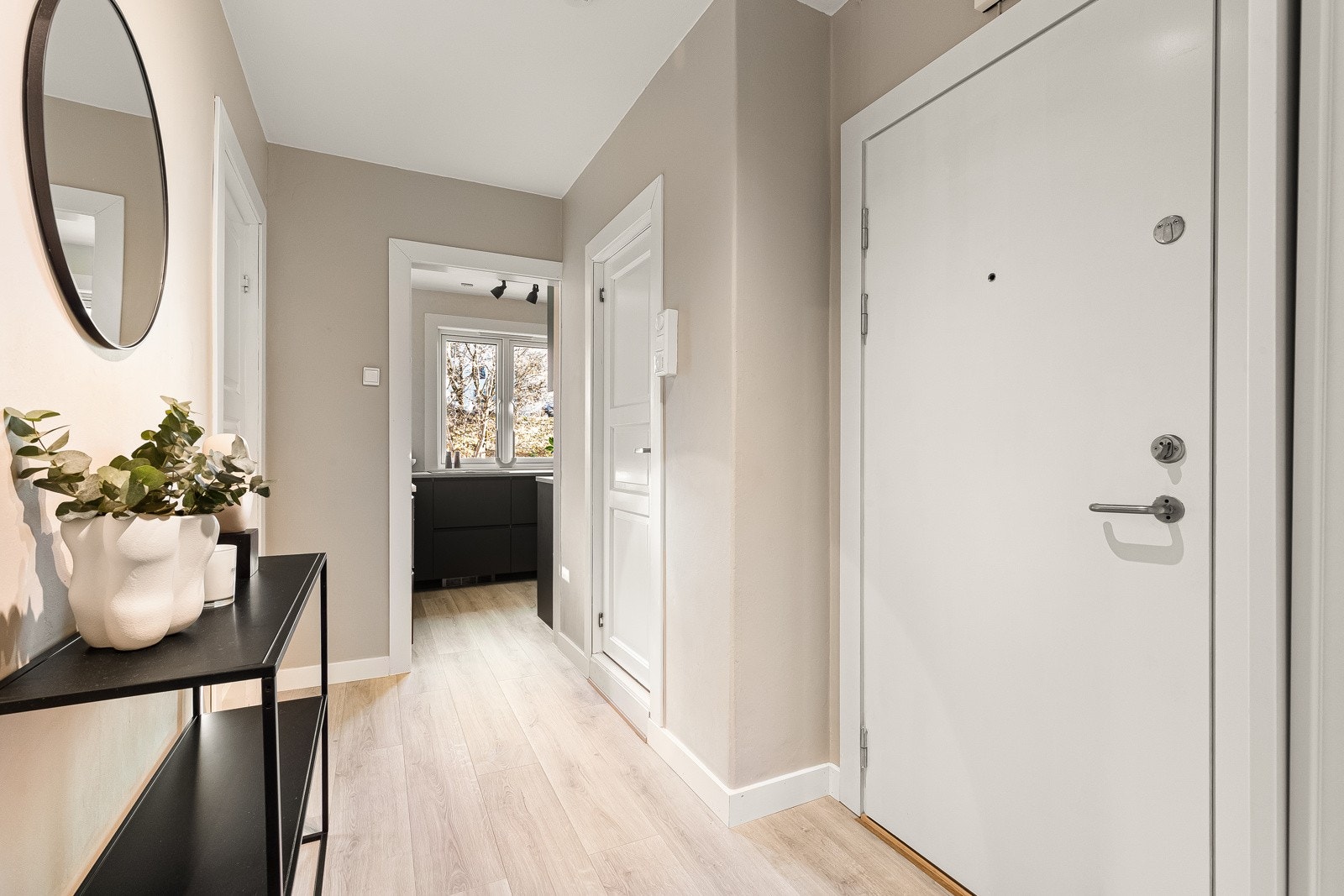 Entréen/gangen har brann- og lydklassifisert entrédør og dørcalling med fargeskjerm er montert på vegg ved entrédør. Velkommen! Galleribilde