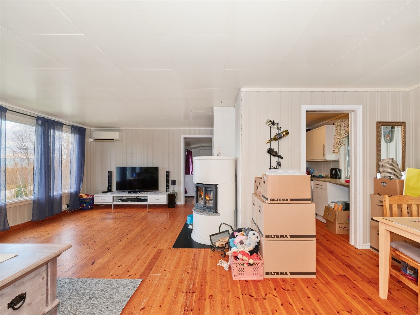 Romslig, lys stue og spisestue. Galleribilde