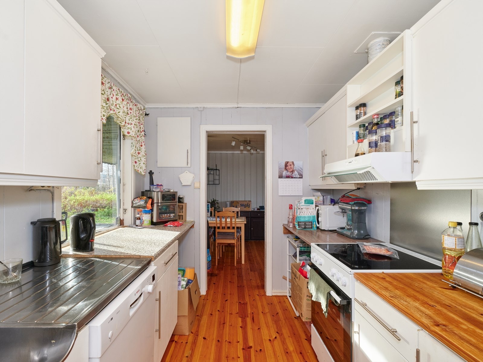 Kjøkken med lyse fronter. Galleribilde