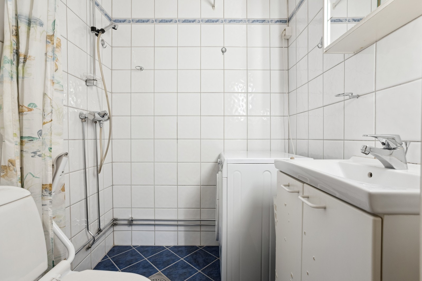 Flislagt bad med varmekabler vaskemaskin Galleribilde