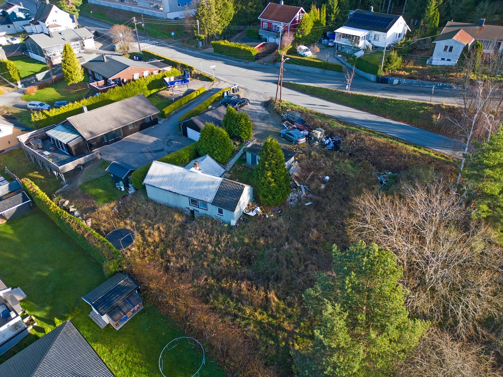 På eiendommen er det et eldre hus og et uthus, som begge ansees å være kondemnable. Galleribilde