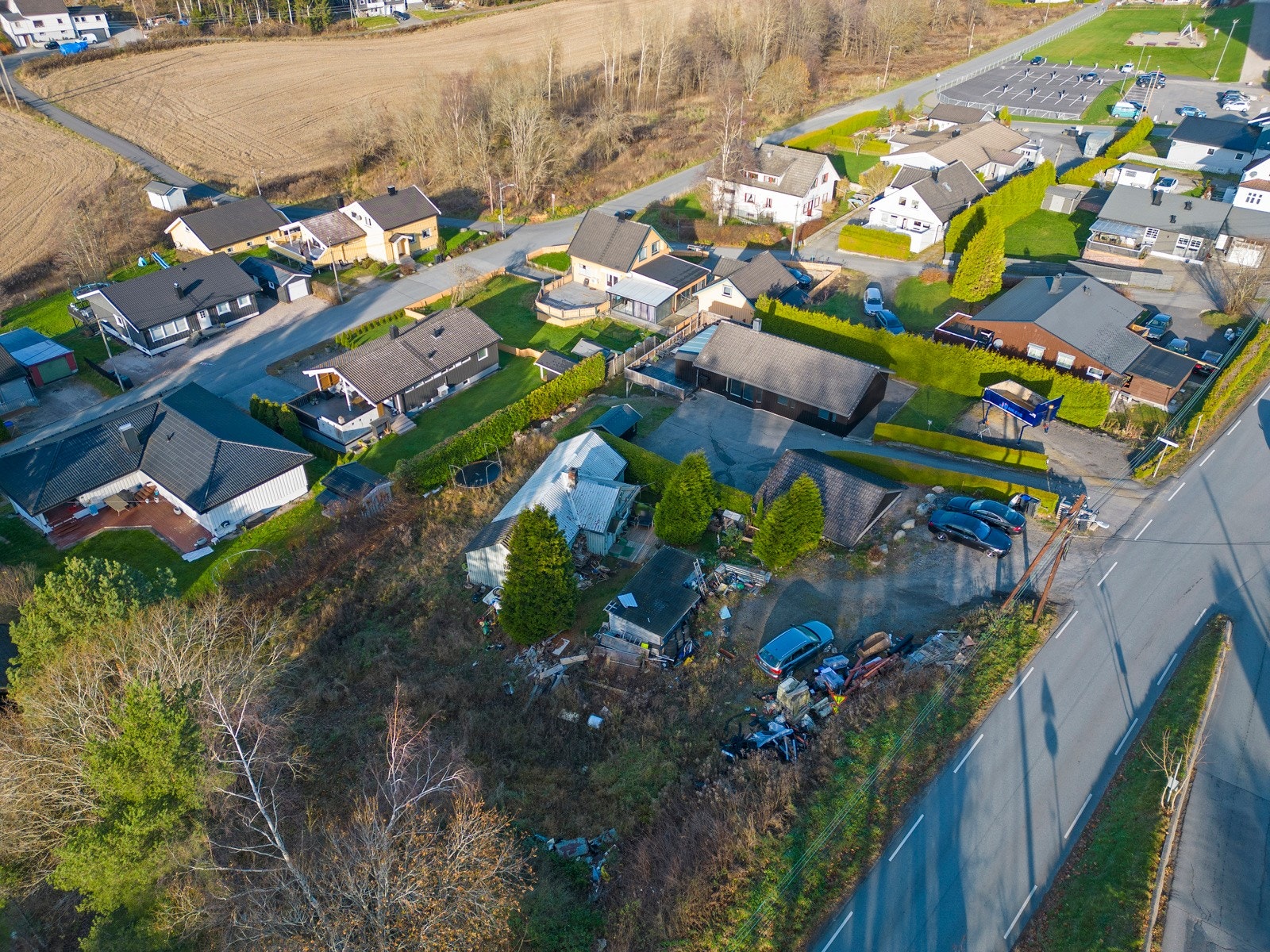 Tomten er lett skrånende mot vest, og kan få bebyggelse med solrike uteplasser skjermet for trafikk. Galleribilde