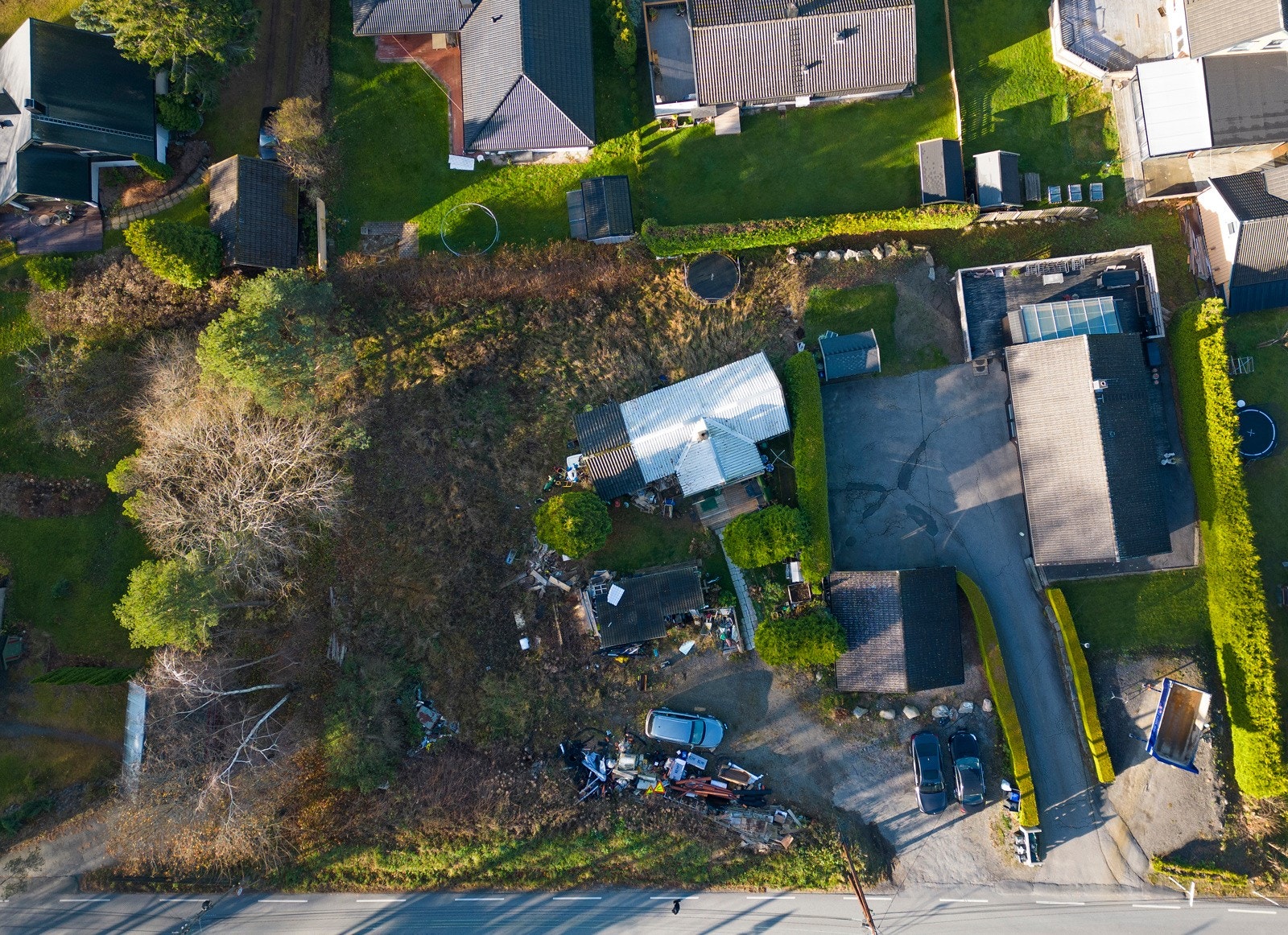 Det er behov for opprydning på eiendommen, som selges slik den fremstår. Galleribilde