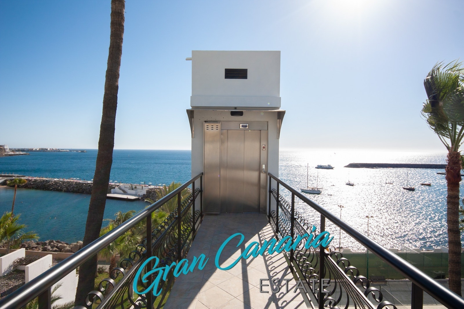 Heis ved bassengområdet ned til tropisk hage, uformell restaurant, tennisbane og strand Galleribilde