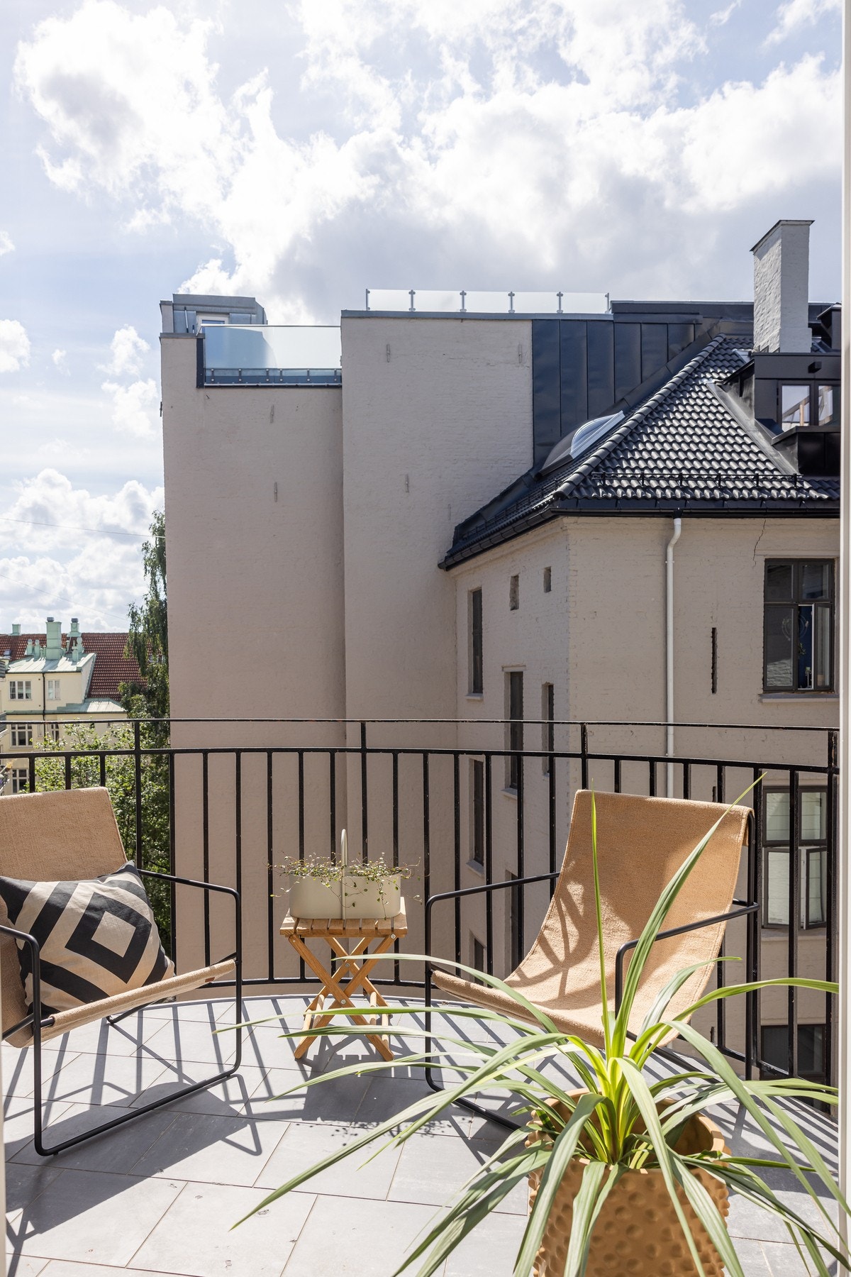 Balkongen måler ca. 5 kvm. og er et perfekt sted for å nyte rolige morgenstunder eller avslappende kvelder. Galleribilde