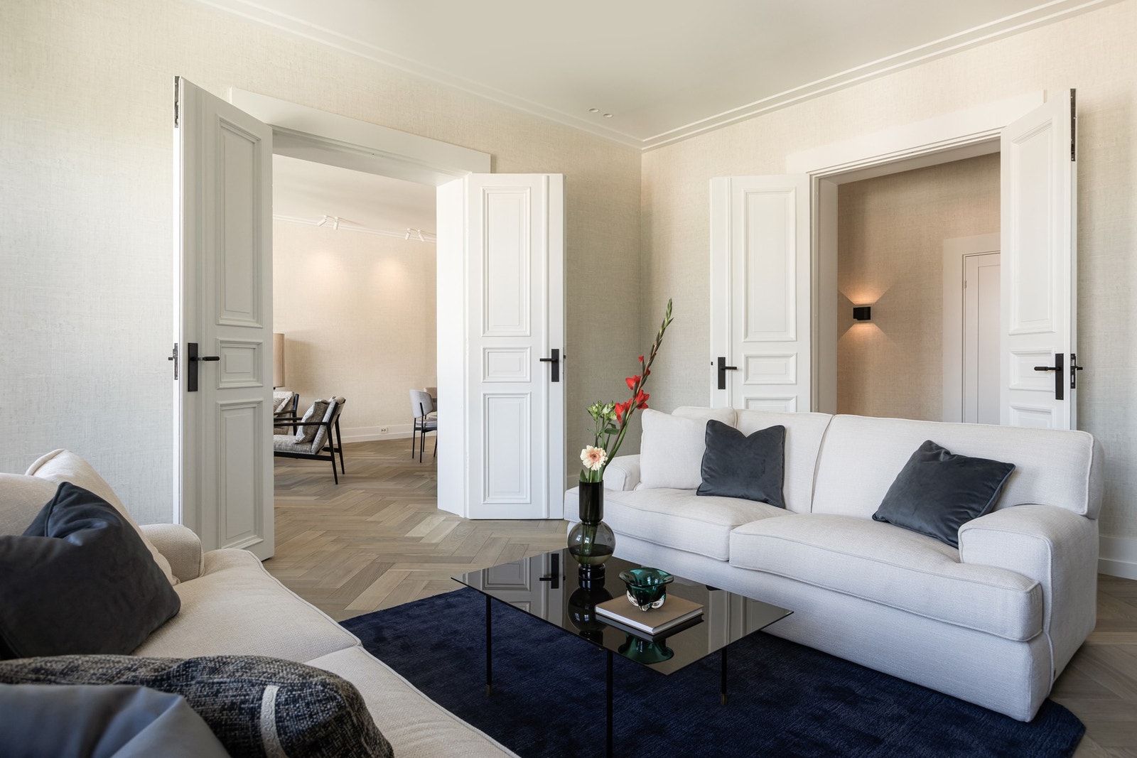 Vegg i vegg med stuen/kjøkkenet, finner du en romslig tv-stue med vakker innredning og hyggelig
peis. Galleribilde