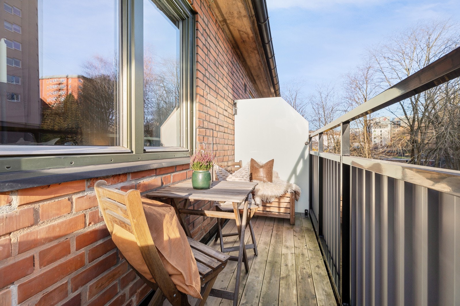 Fra soverommet har du tilkomst til østvendt balkong på ca. 4,3m² Galleribilde