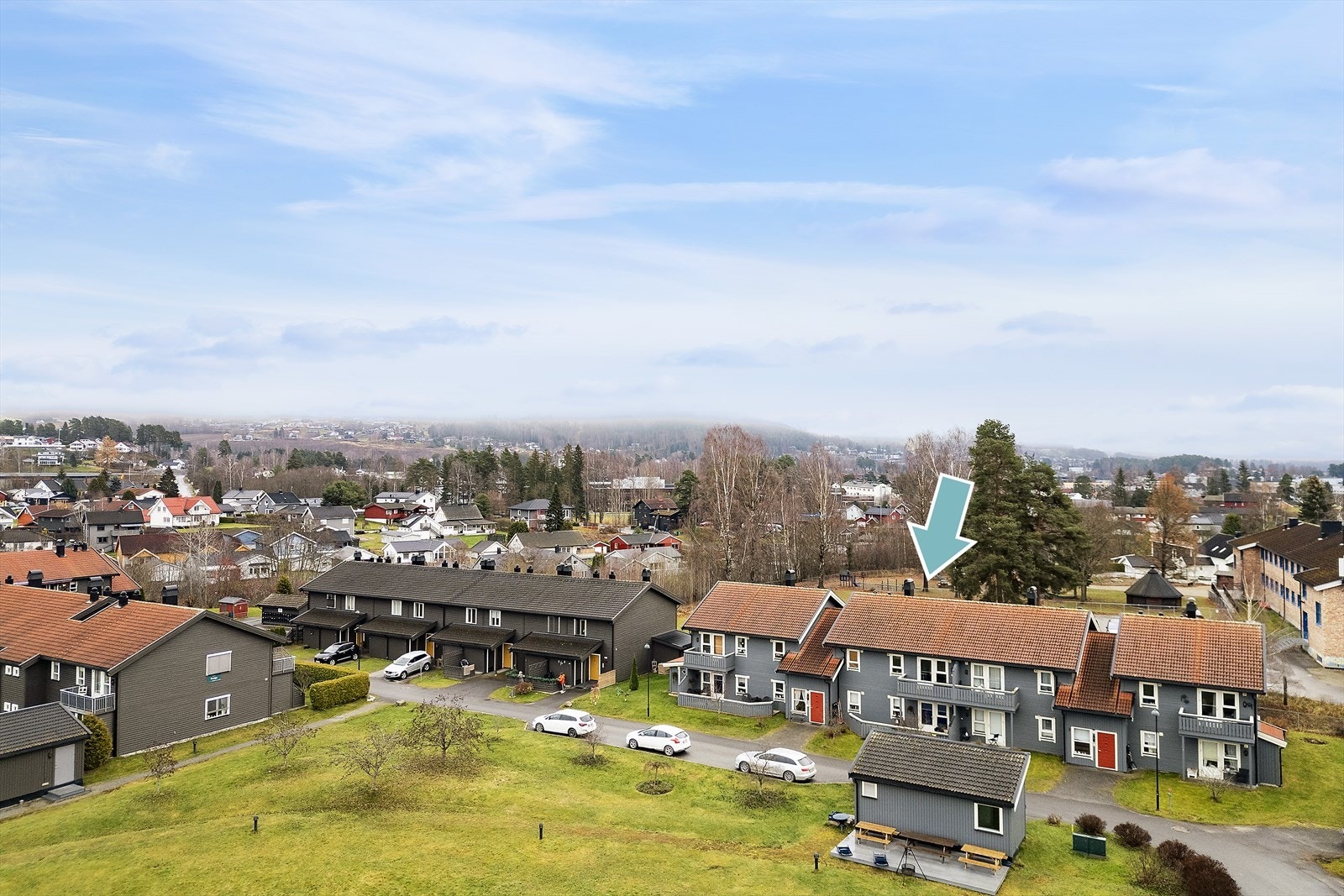 Leiligheten ligger i øverste etasje og har utgang til to solrike balkonger. Galleribilde