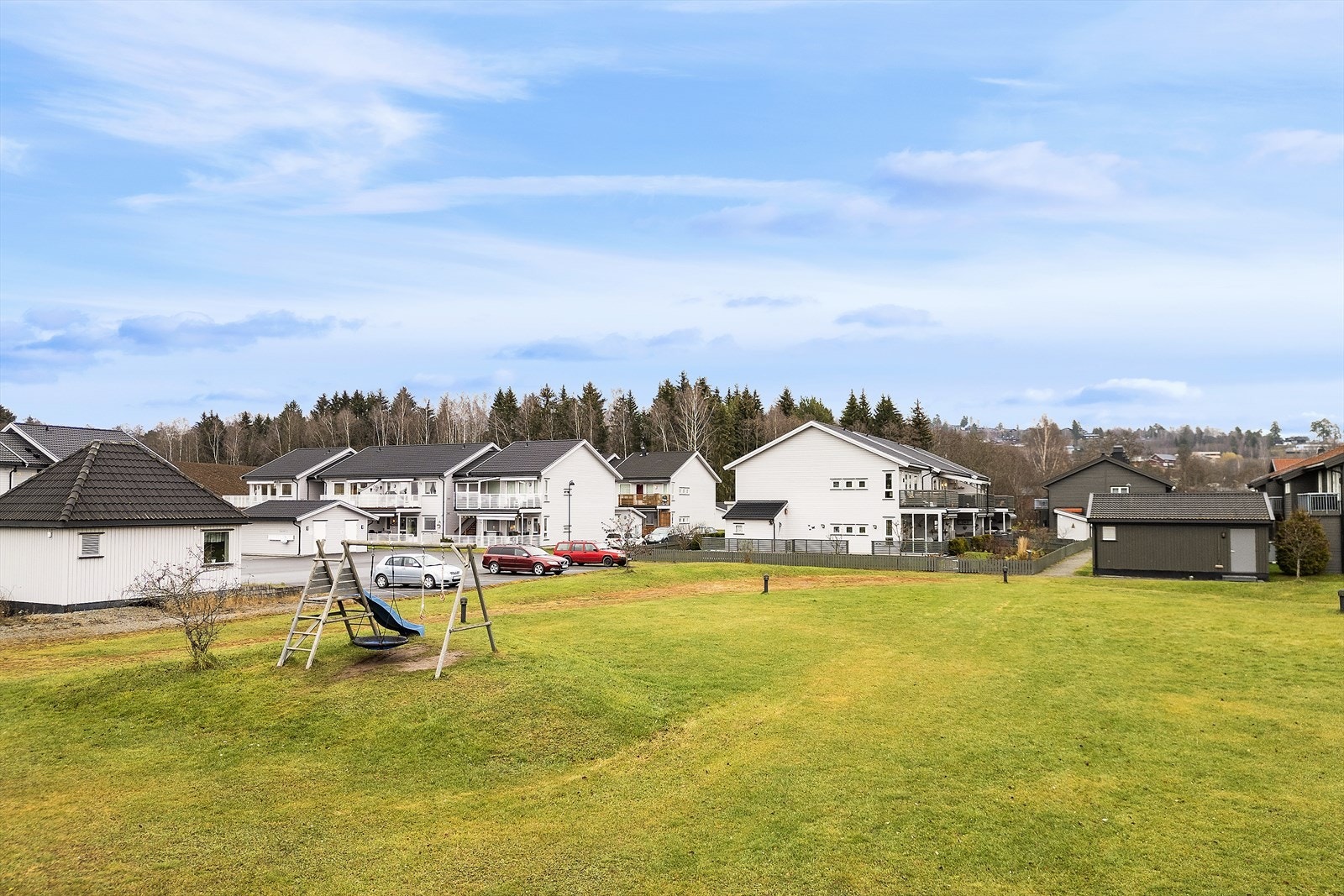 Borettslagets fellesområder er pent opparbeidet med asfalterte interne veier, velstelte plener, diverse beplantning og fine lekeapparater for de minste. Galleribilde