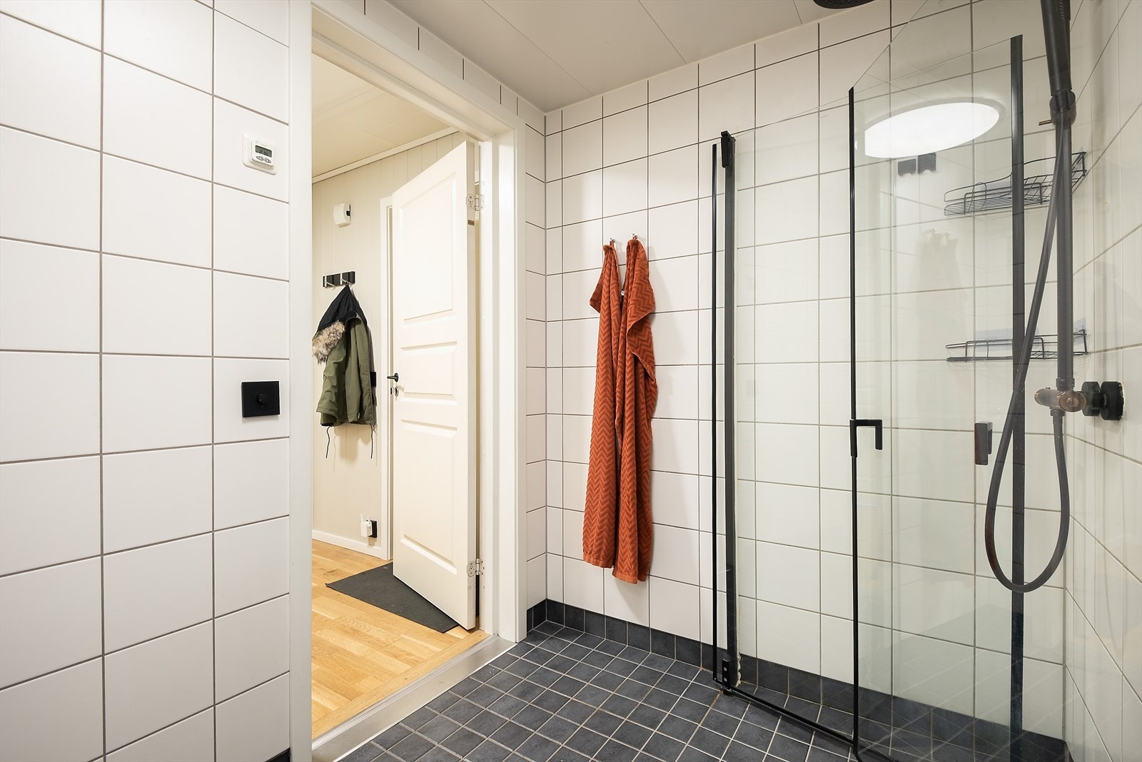 Baderommet består av vegghengt klosett, dusjhjørne med innfellbare glassdører og servantinnredning. Galleribilde