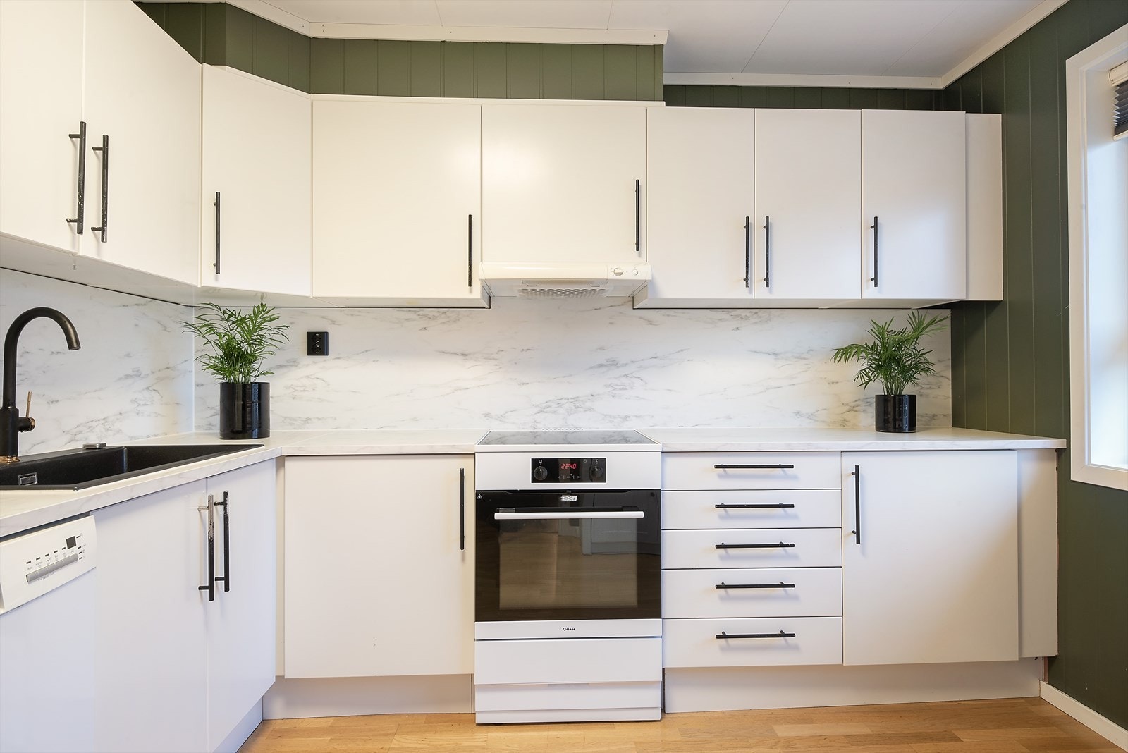 Innredningen har tidløse, slette fronter i lys utførelse og en benkeplate i laminat med komposittkum og ettgreps blandebatteri. Galleribilde