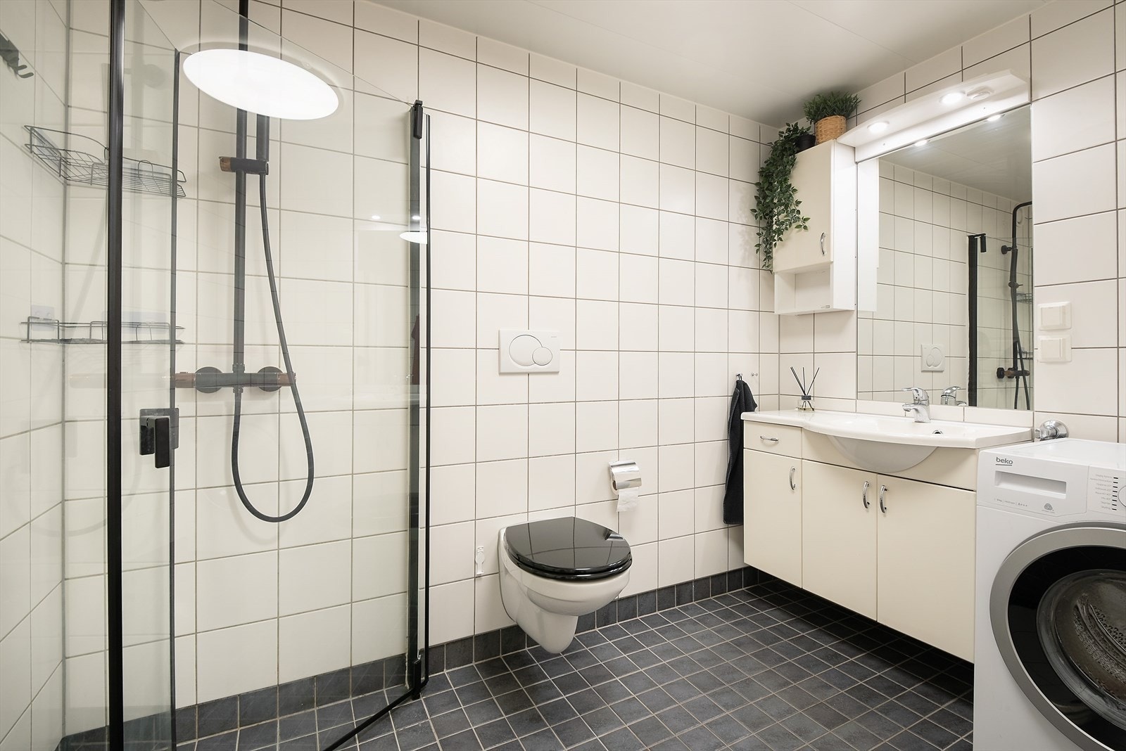 Baderommet er av god størrelse og har flislagte gulv- og veggflater med elektriske varmekabler i gulvet. Galleribilde