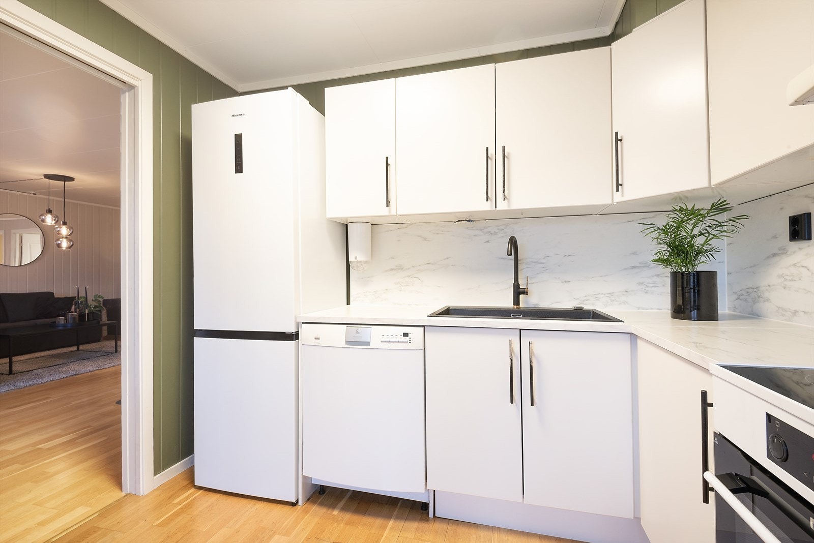 En varmtvannsbereder på ca. 120 liter er plassert i benkeskapet. Galleribilde