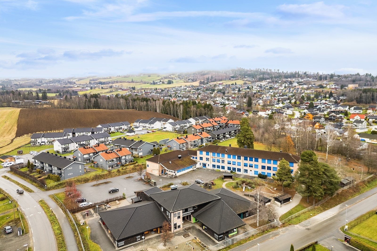 Beliggenheten gir enkel tilgang til butikker, offentlig transport, skoler, barnehager samt vakre tur- og rekreasjonsområder. Galleribilde