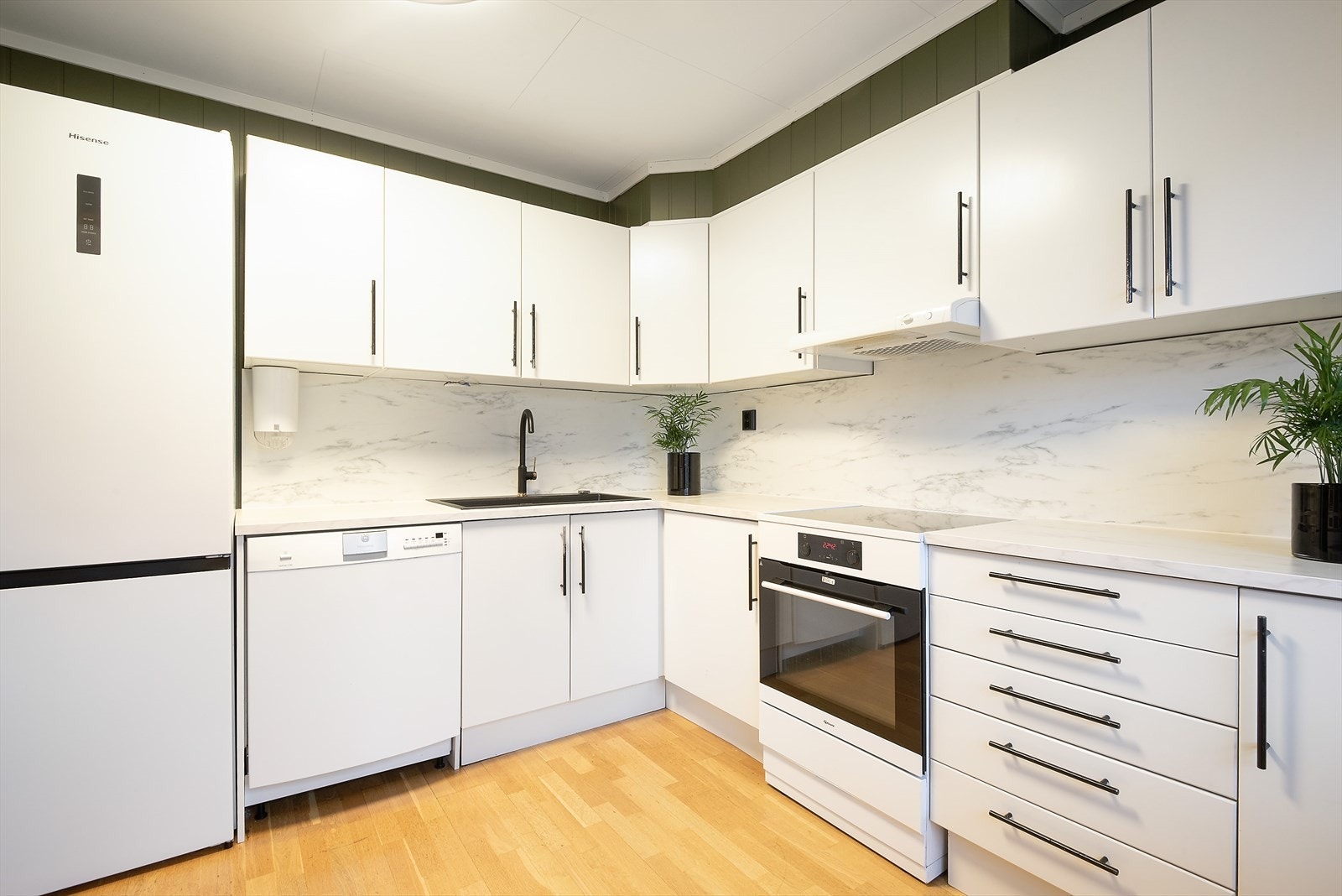 Kjøkkenet ligger adskilt i eget rom og har innredning fra byggeåret. Galleribilde