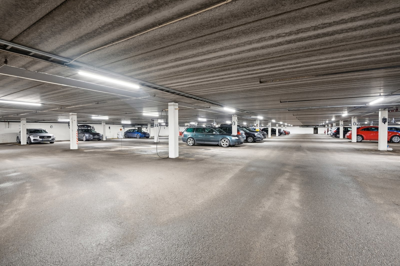 Leiligheten disponerer én garasjeplass i felles parkeringskjeller, hvor det er montert ladepunkt for el-bil. Galleribilde