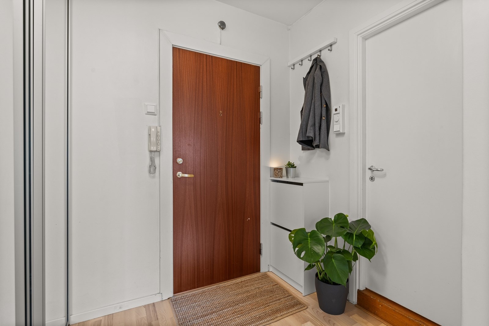 Entrè med plass for oppbevaring av sko og yttertøy Galleribilde