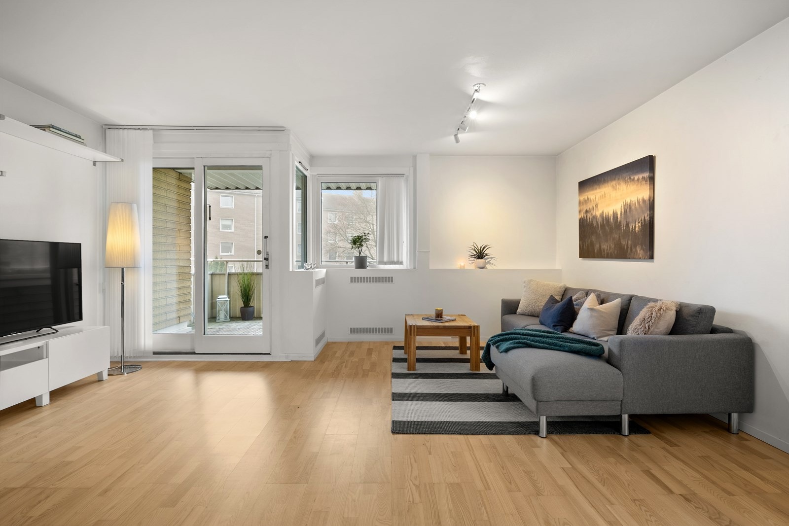 Store vindusflater gir gode lys- og solforhold Galleribilde