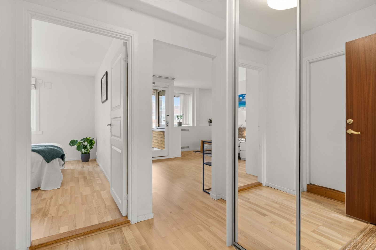 Skyvedørsgarderobe i entrè med mye lagringplass. Leiligheten disponerer også en bod i kjeller og på loft på totalt 6 m² Galleribilde