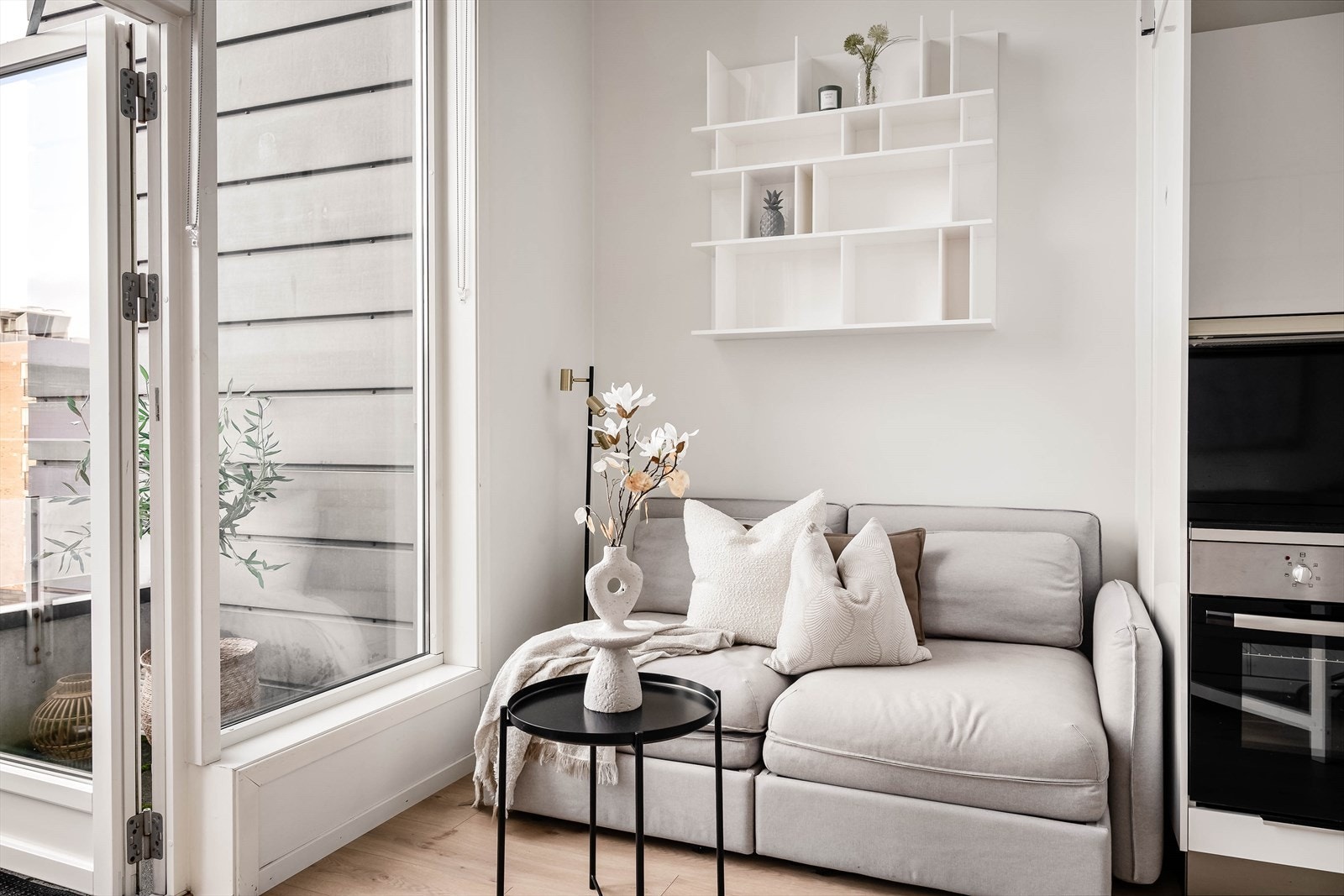 Det er lysmalte vegger og laminat på gulv. Galleribilde
