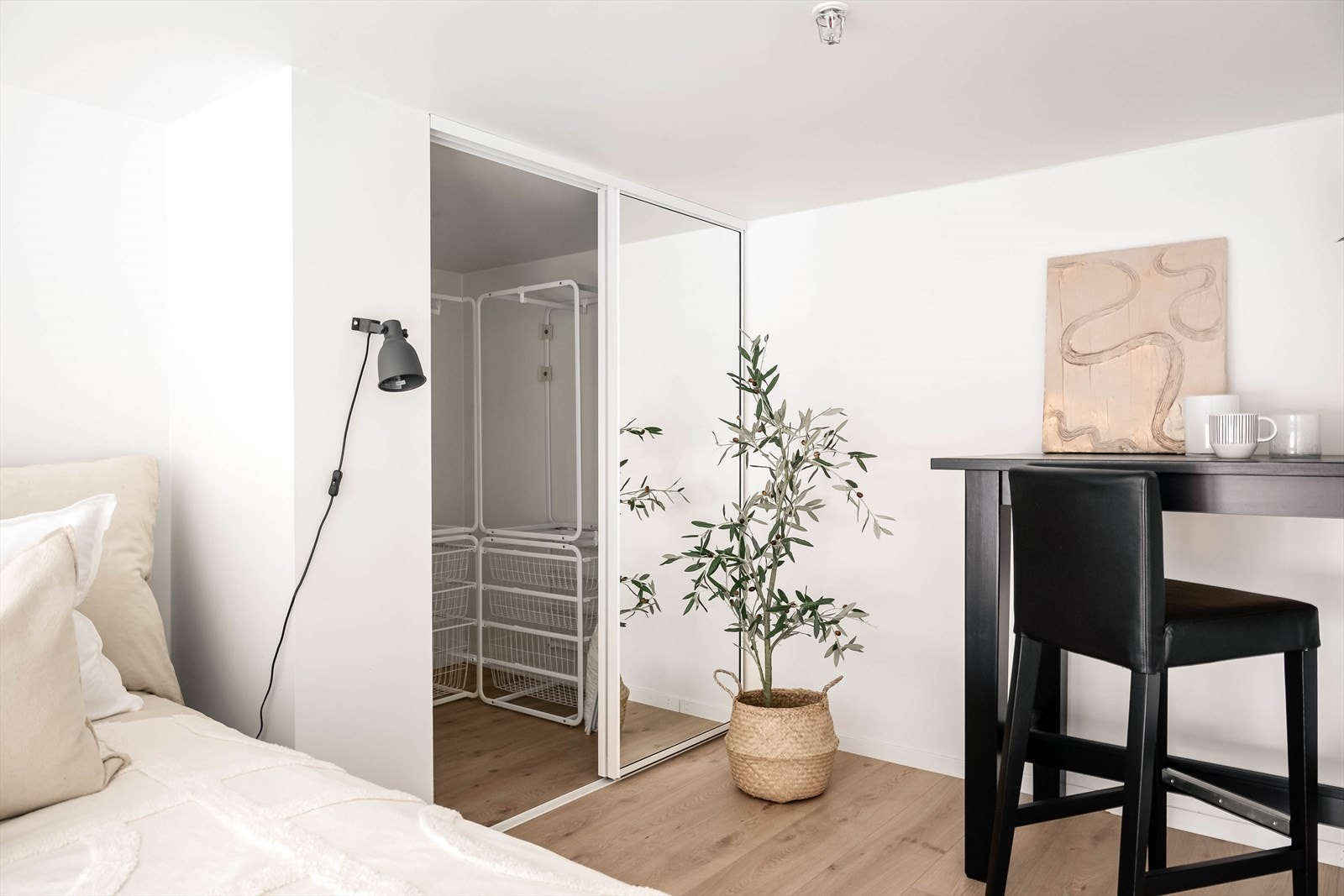 Her er det god plass til seng, kontorløsning og i tillegg er det omkledningsrom med god plass til ekstra oppbevaring. Galleribilde
