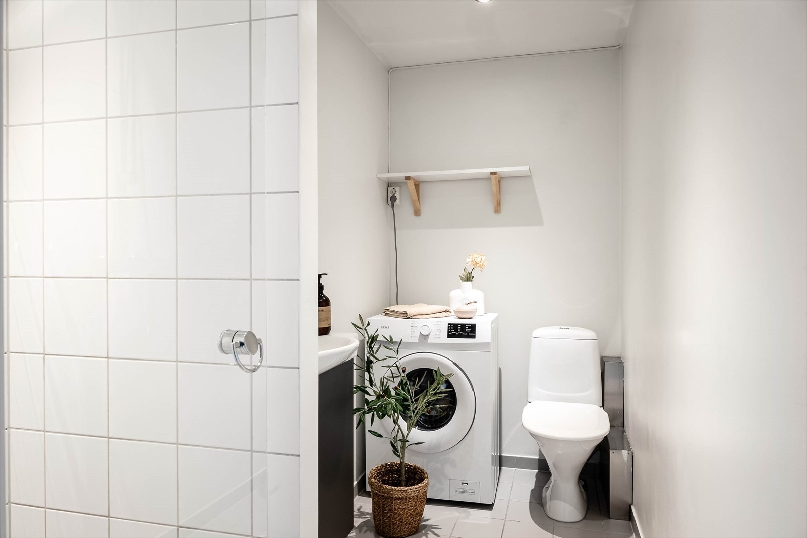 Opplegg for vaskemaskin på badet. Galleribilde