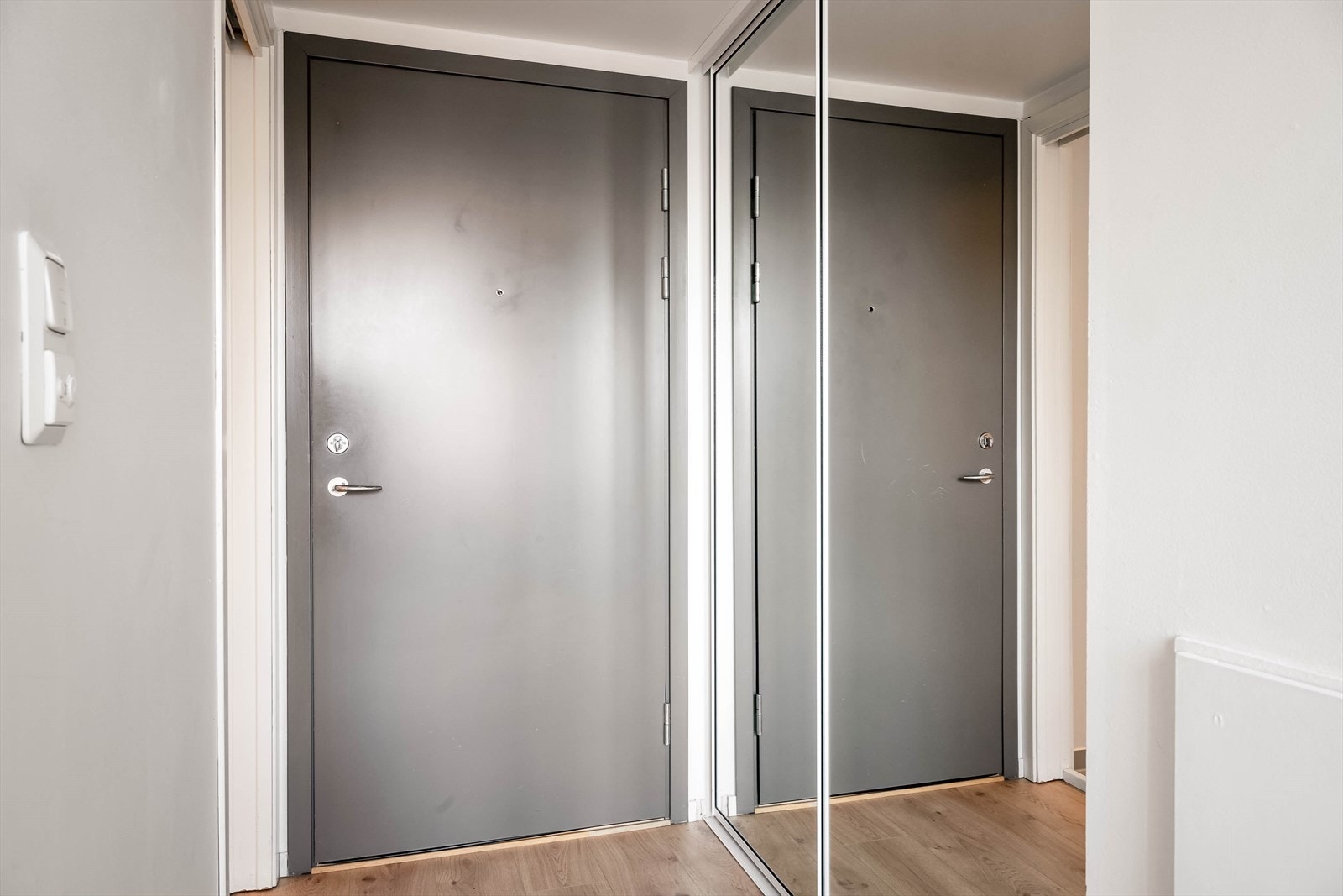 Gang med skyvedørsgarderobe med god plass til yttertøy og sko. Galleribilde