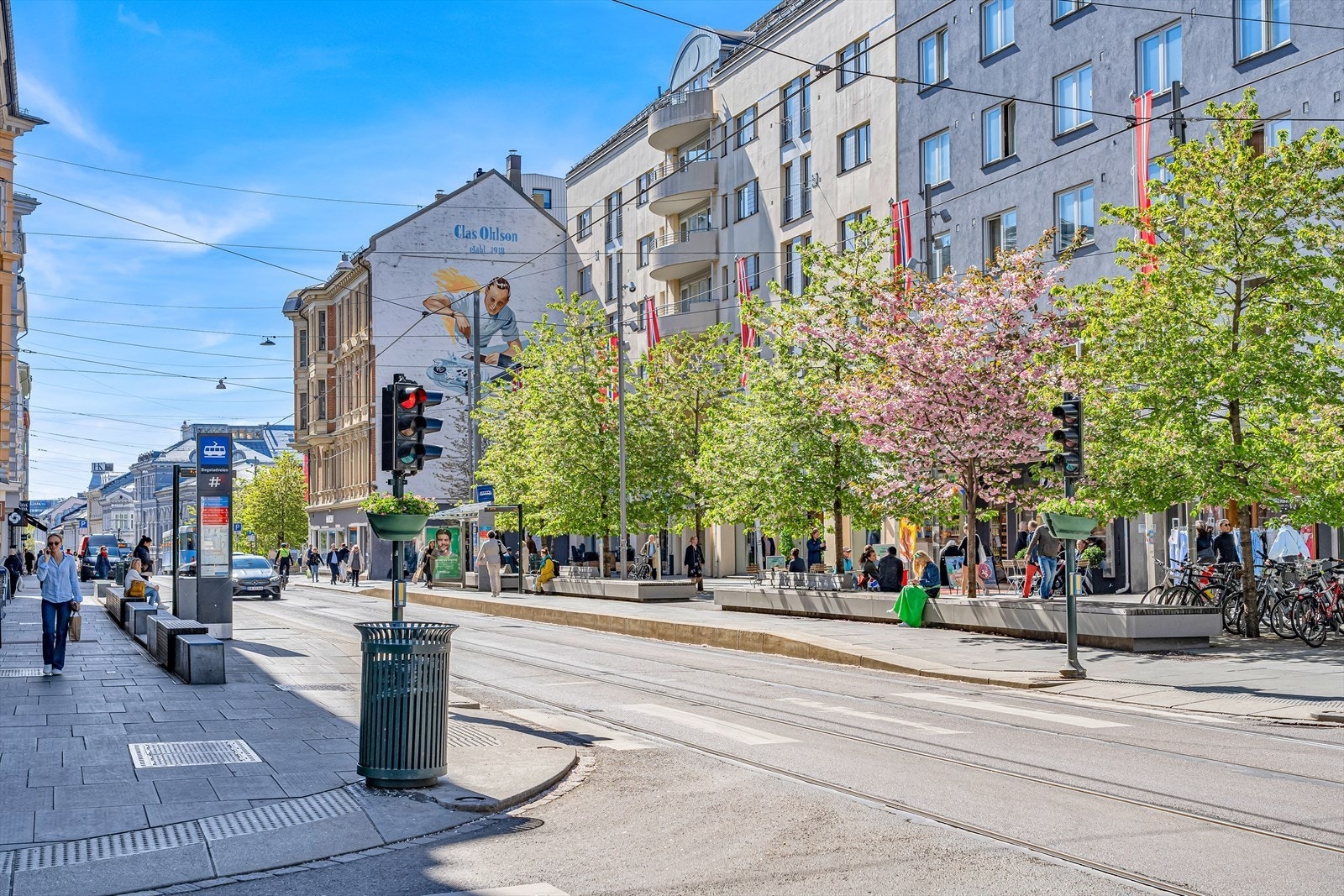Majorstuen er et kollektivt knutepunkt med tilgang til t-bane, trikk, buss, flybuss og flytog. Galleribilde