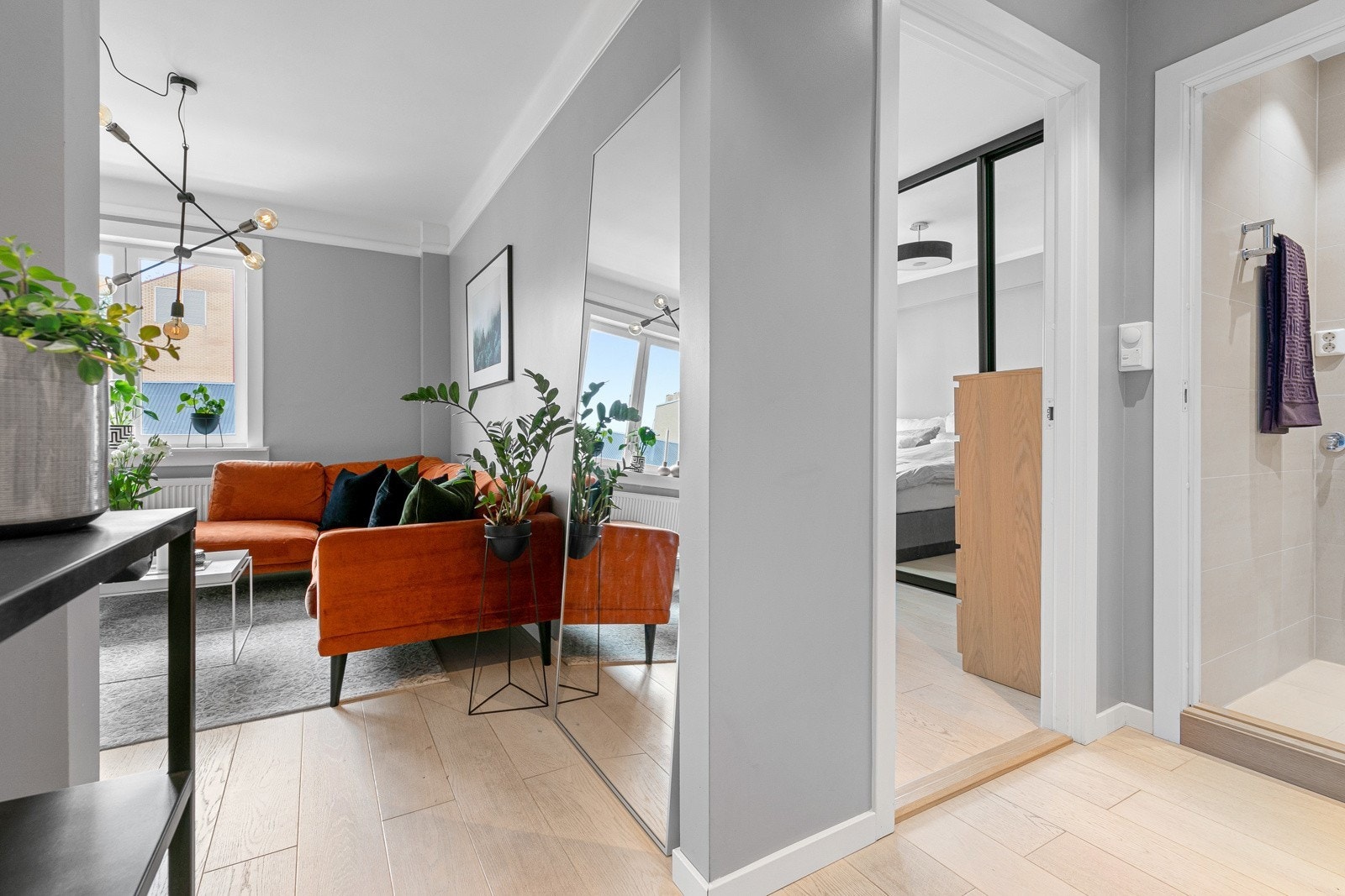 Store vinduer og pene overflater på både gulv og vegger. Galleribilde