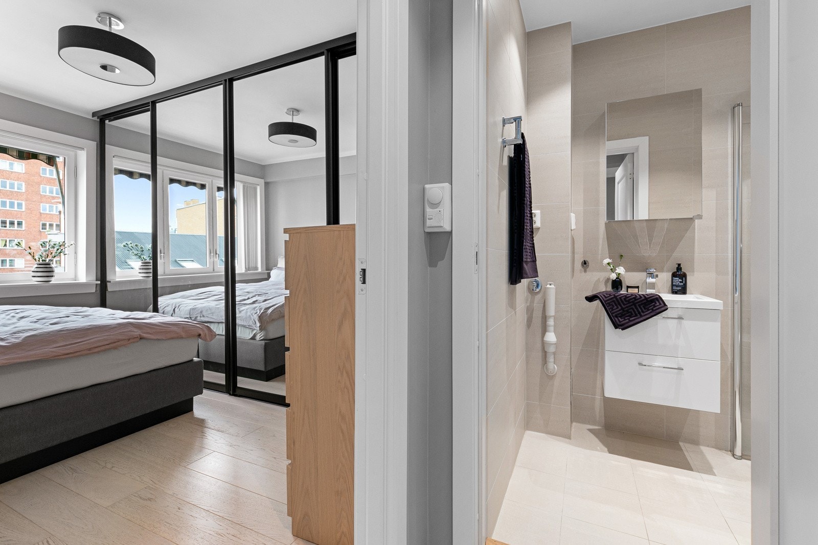 Soverom og baderom sett fra entré. Galleribilde