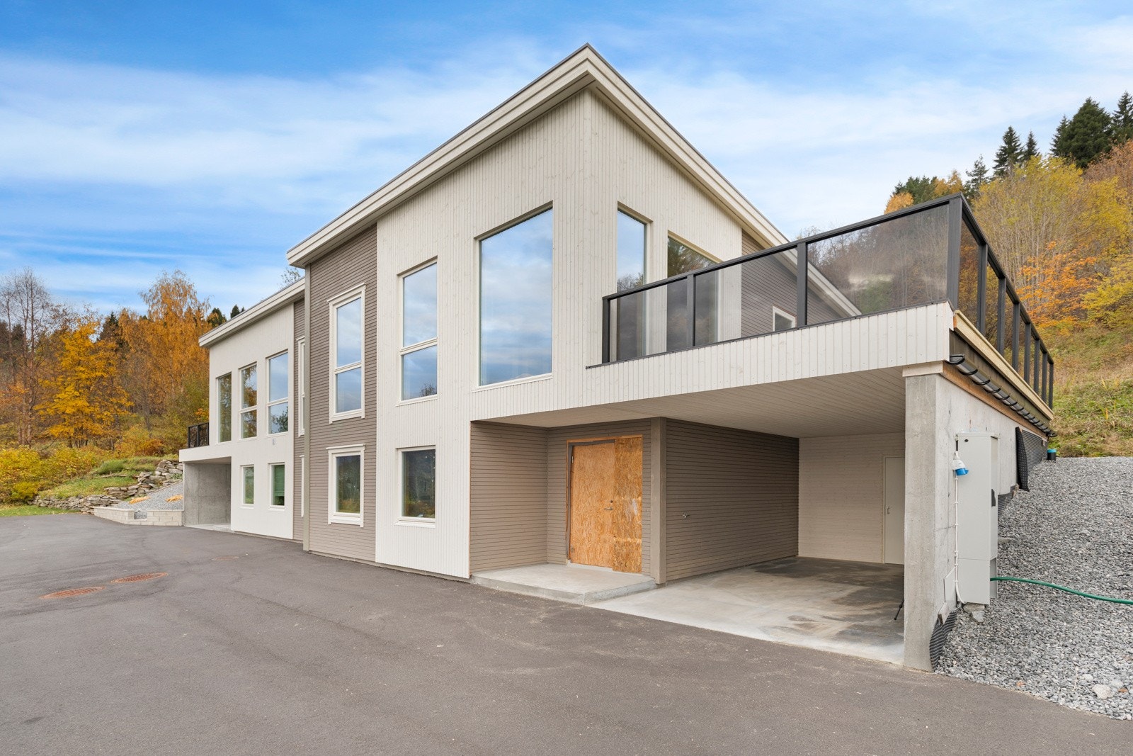 Det er også parkeringsmuligheter i tilknyttet garasje med sportsbod i bakkant Galleribilde