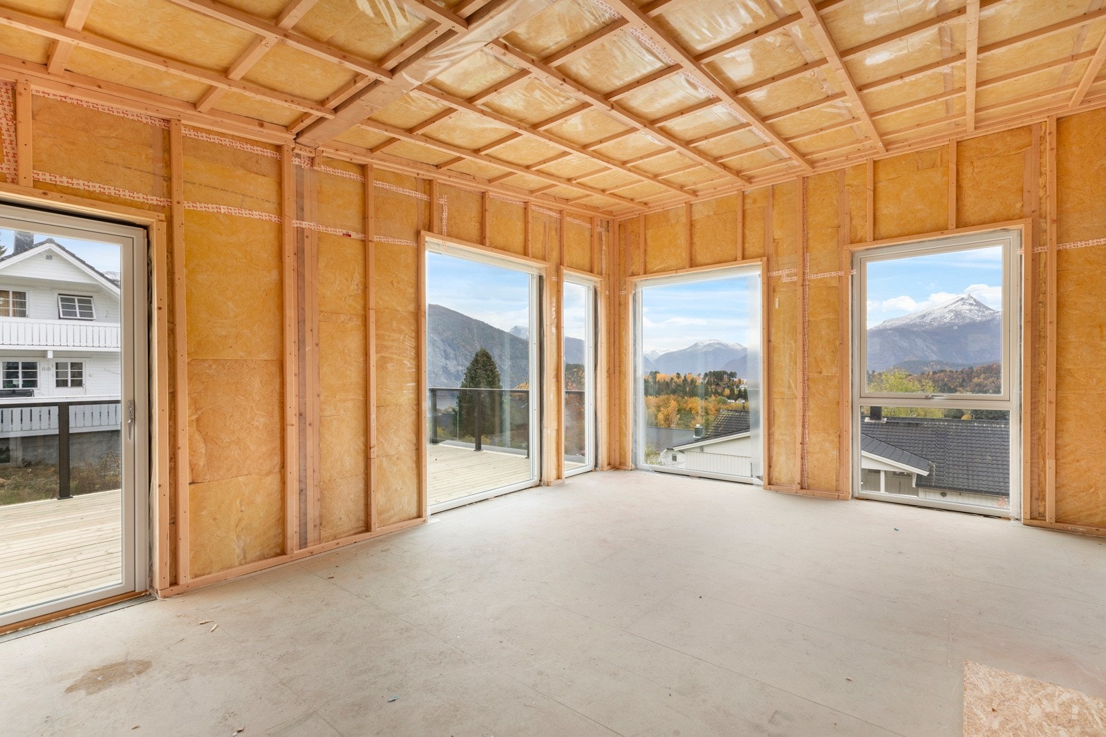 Stuen ligger i åpen løsning med kjøkkenet, og rommet har store vindusflater som gir god romfølelse, og utnytter utsikten maksimalt Galleribilde