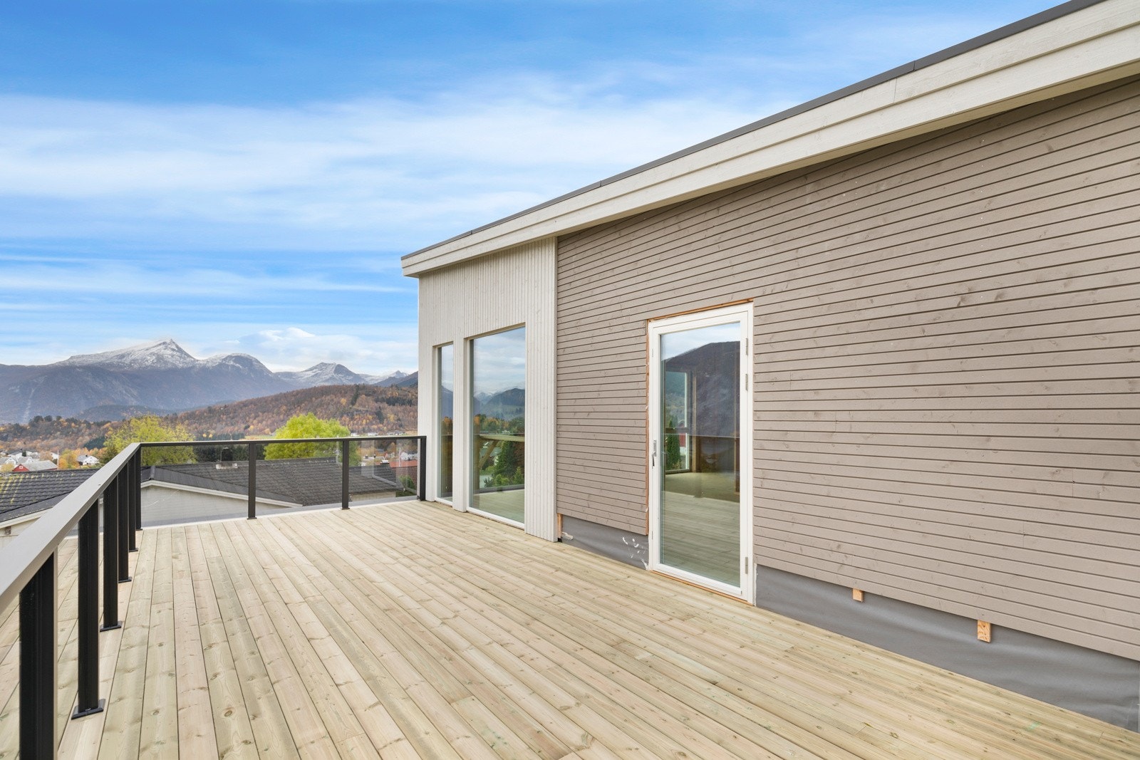 Her har man fantastiske utsiktsforhold, blant annet mot Storfjorden og Skaffarhaugen Galleribilde