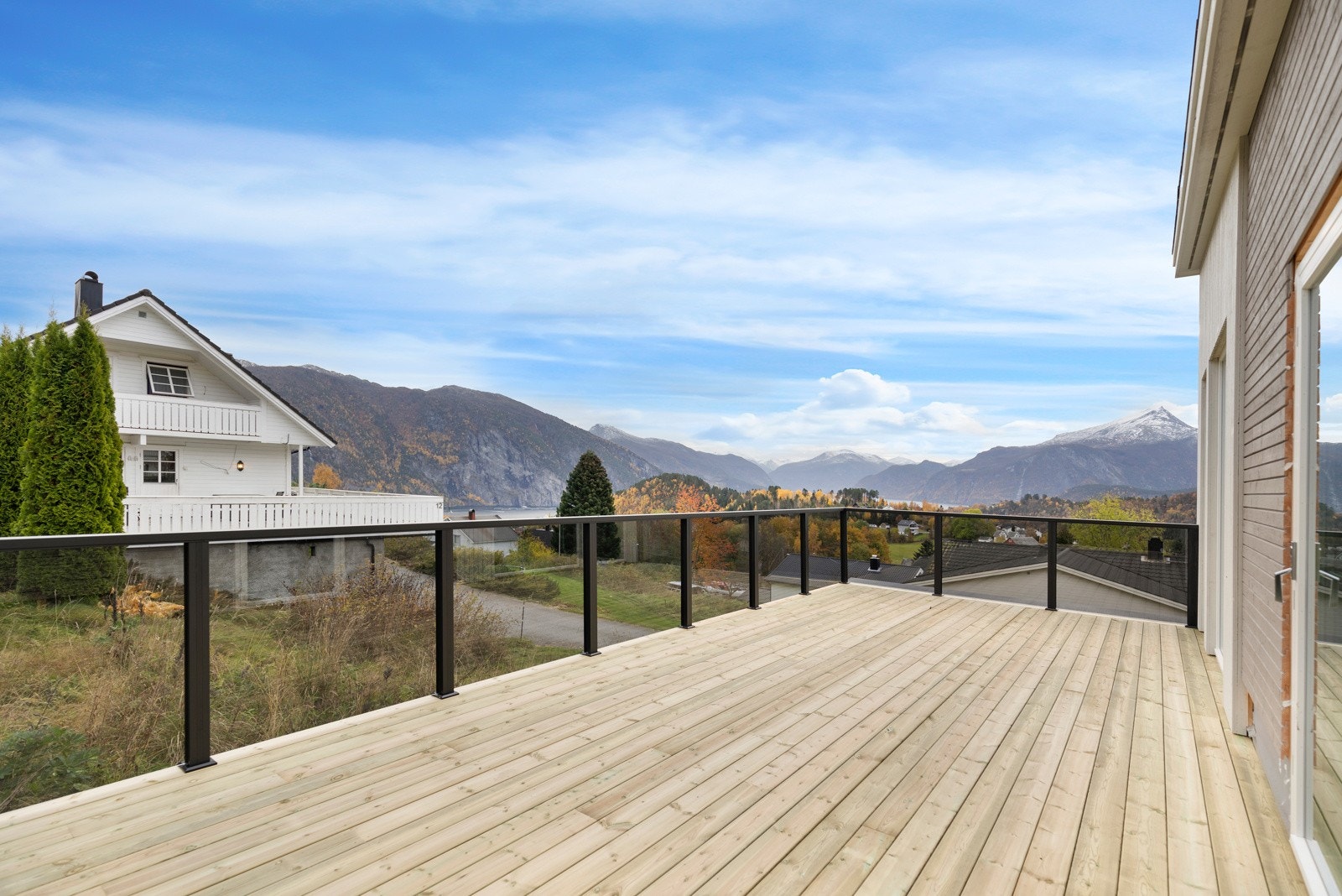 Romslig veranda på rundt 26 kvm, med trykkimpregnert dekke og glassrekkverk Galleribilde