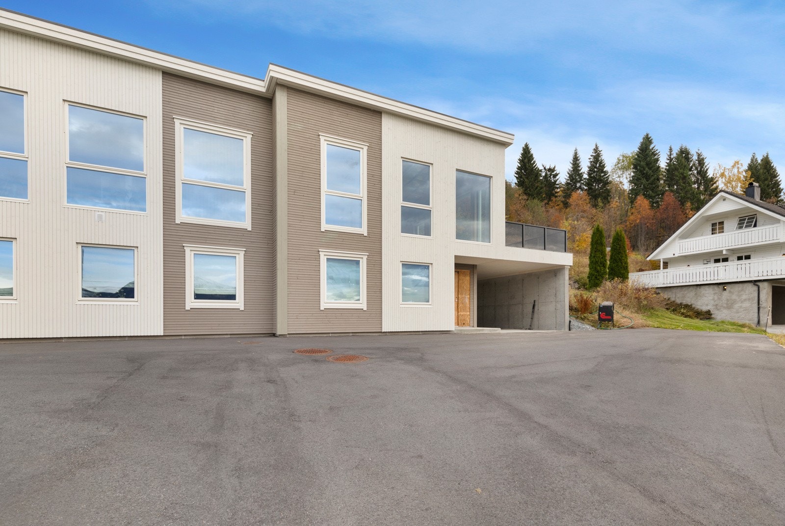 Boligen har egen, selveid tomt med romslig, asfaltert parkeringsareal Galleribilde