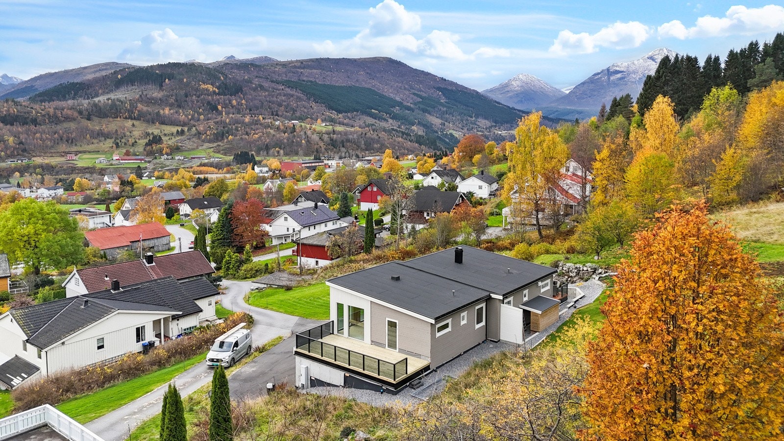 Kort gangavstand til butikk og frisør, og ellers ligger boligen sentralt til ift. sentrum, skoler og barnehage Galleribilde