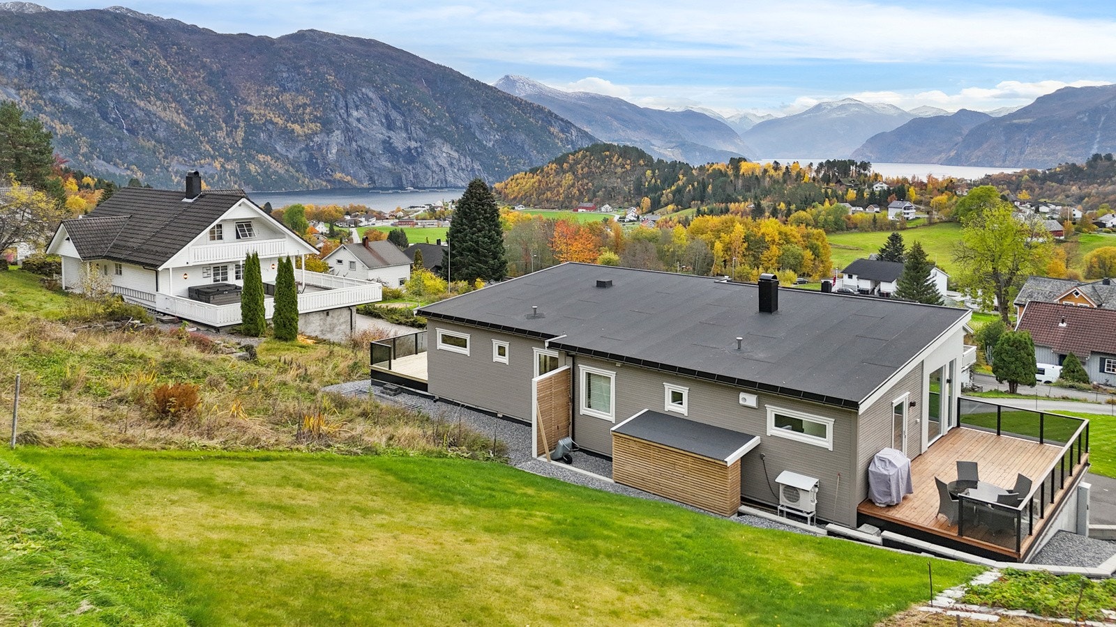 Boligen ligger fint til i terrenget, med et romslig grøntareal i bakkant Galleribilde