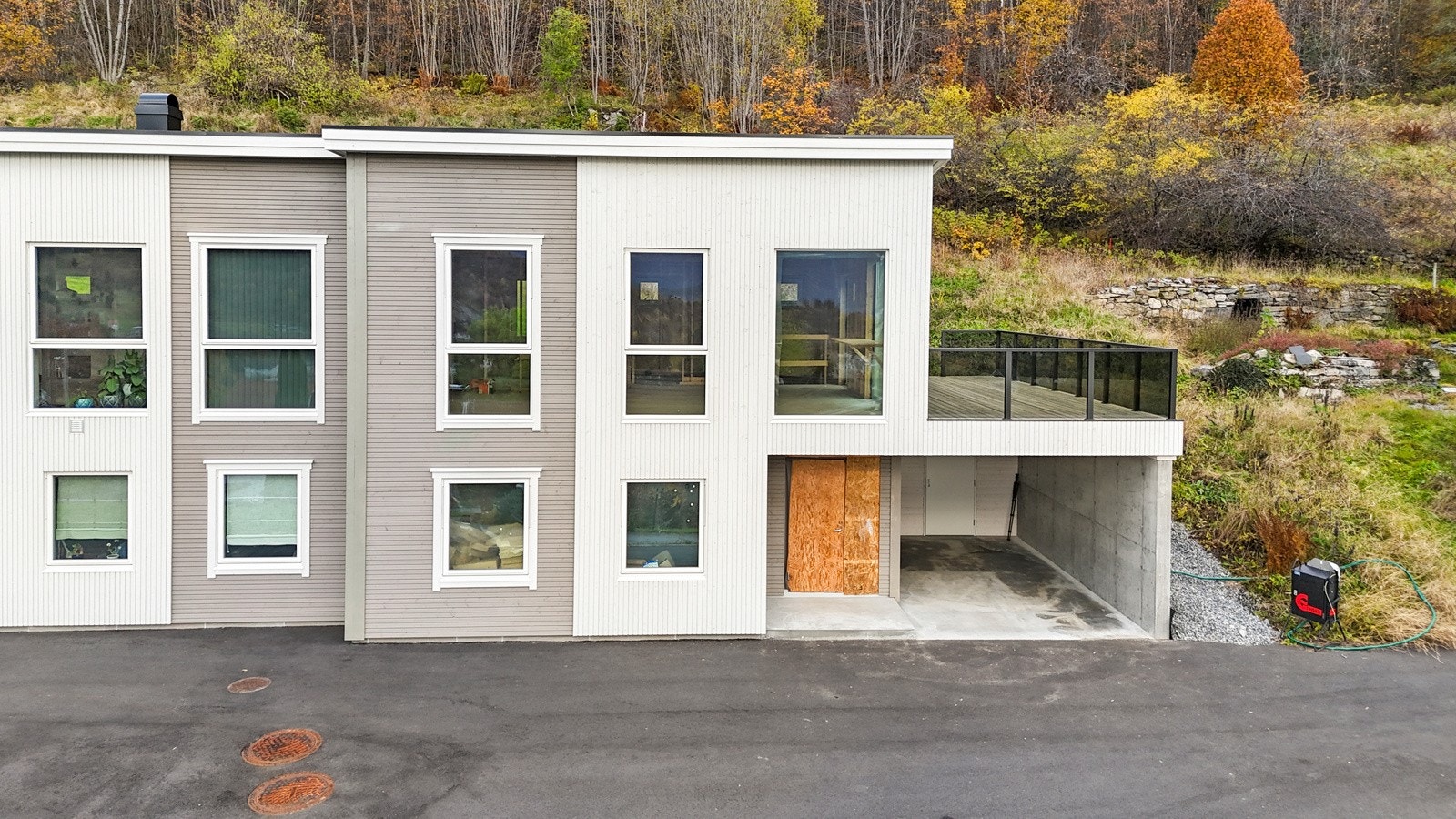 Enkel tilkomst til boligen, med overbygd inngangsparti. Ytterdør monteres Galleribilde