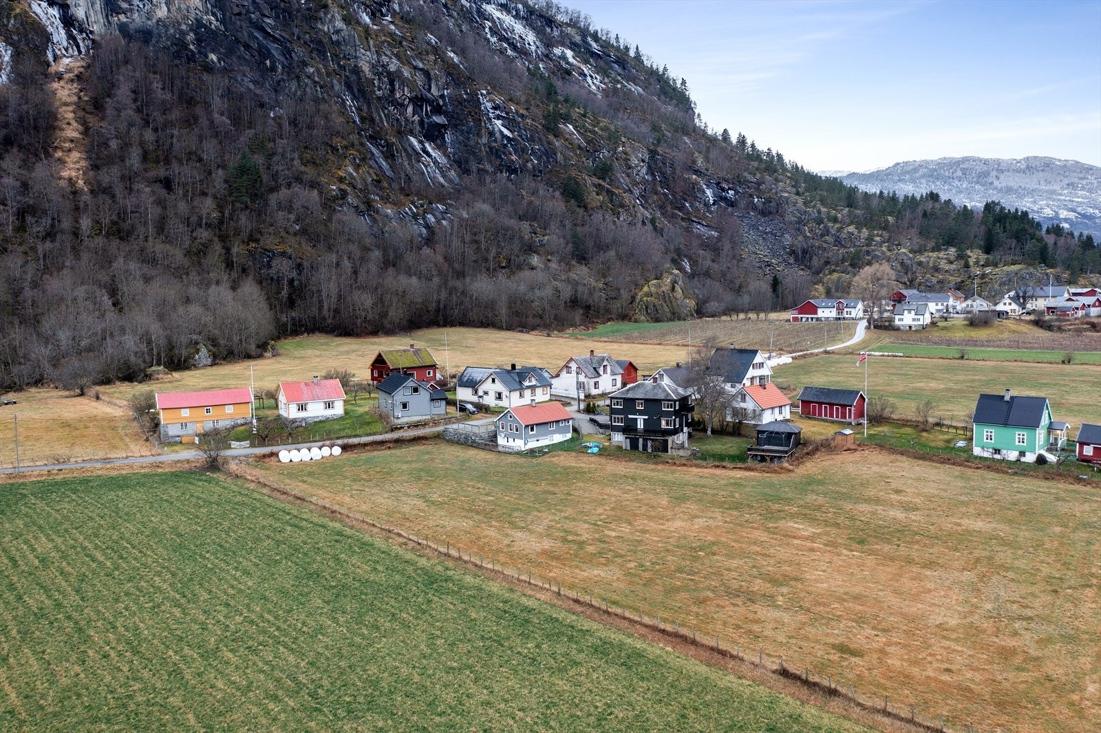 Eigedomen har mykje sol om sommaren og det er flott utsikt til Molden. Galleribilde