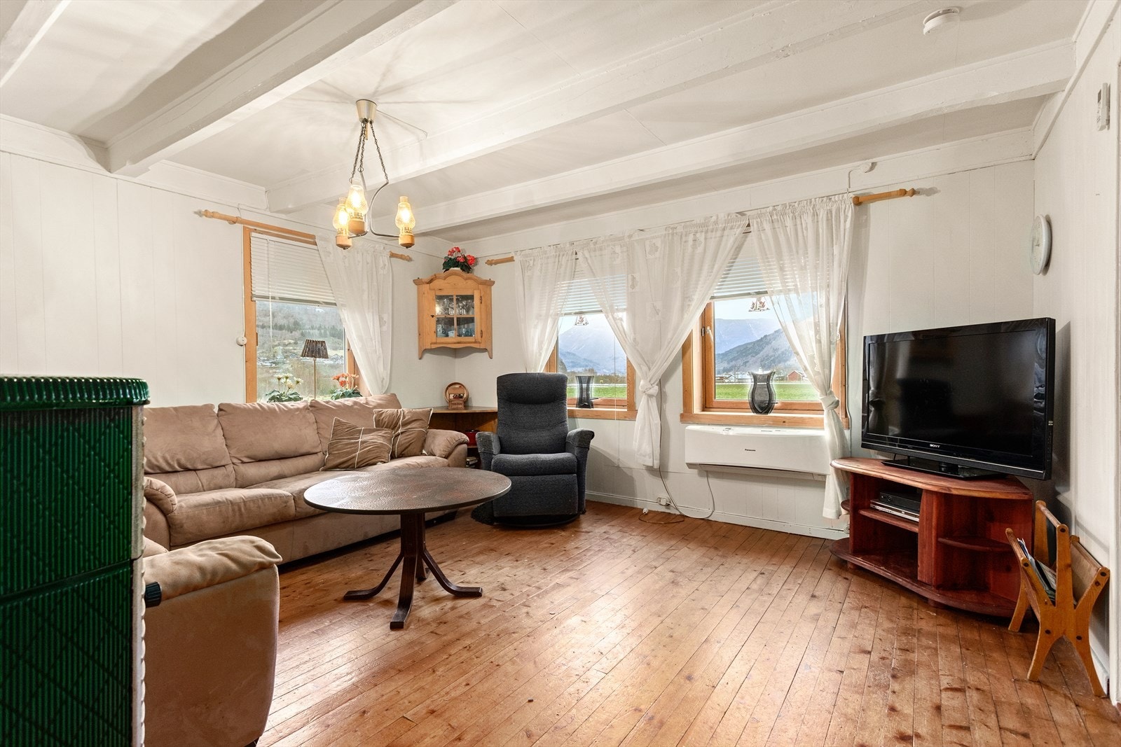 Stova er lys og triveleg med plass til ei sittegruppe. Galleribilde